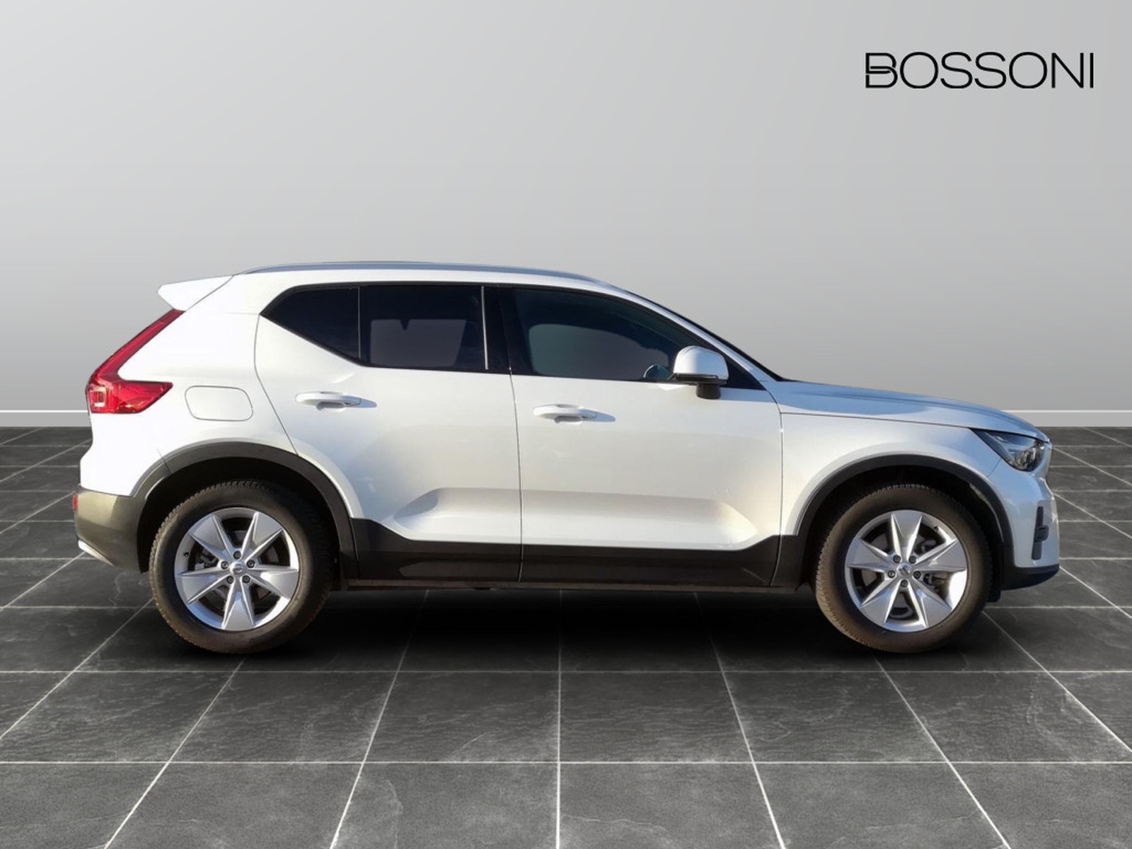 4 - Volvo XC40 2.0 b3 core automatico