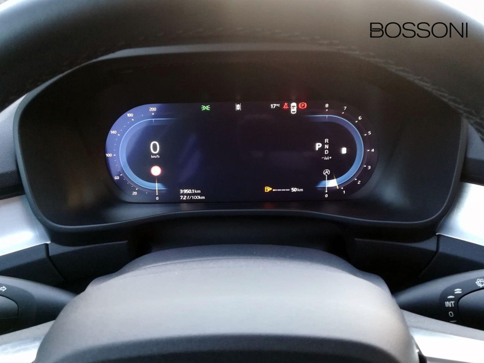 10 - Volvo XC40 2.0 b3 core automatico