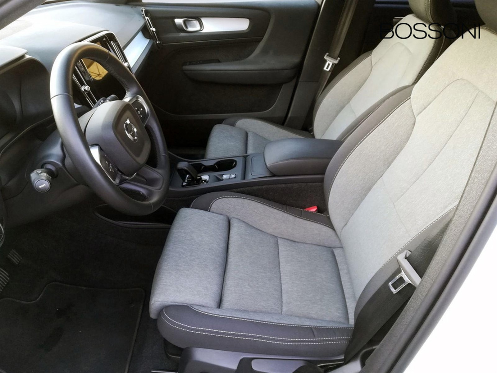 11 - Volvo XC40 2.0 b3 core automatico