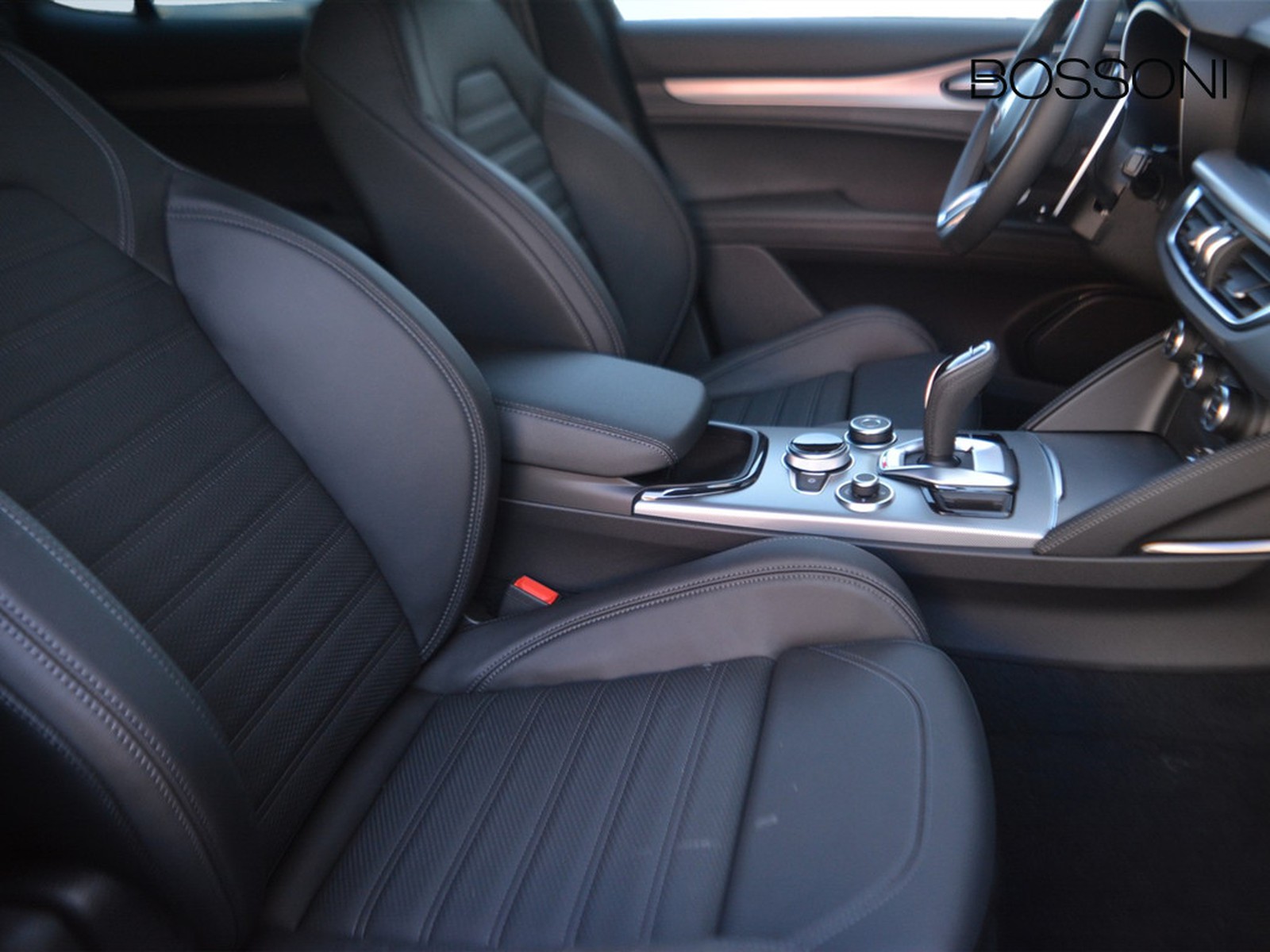 5 - Alfa Romeo Stelvio 2.2 turbo 210cv veloce q4 at8