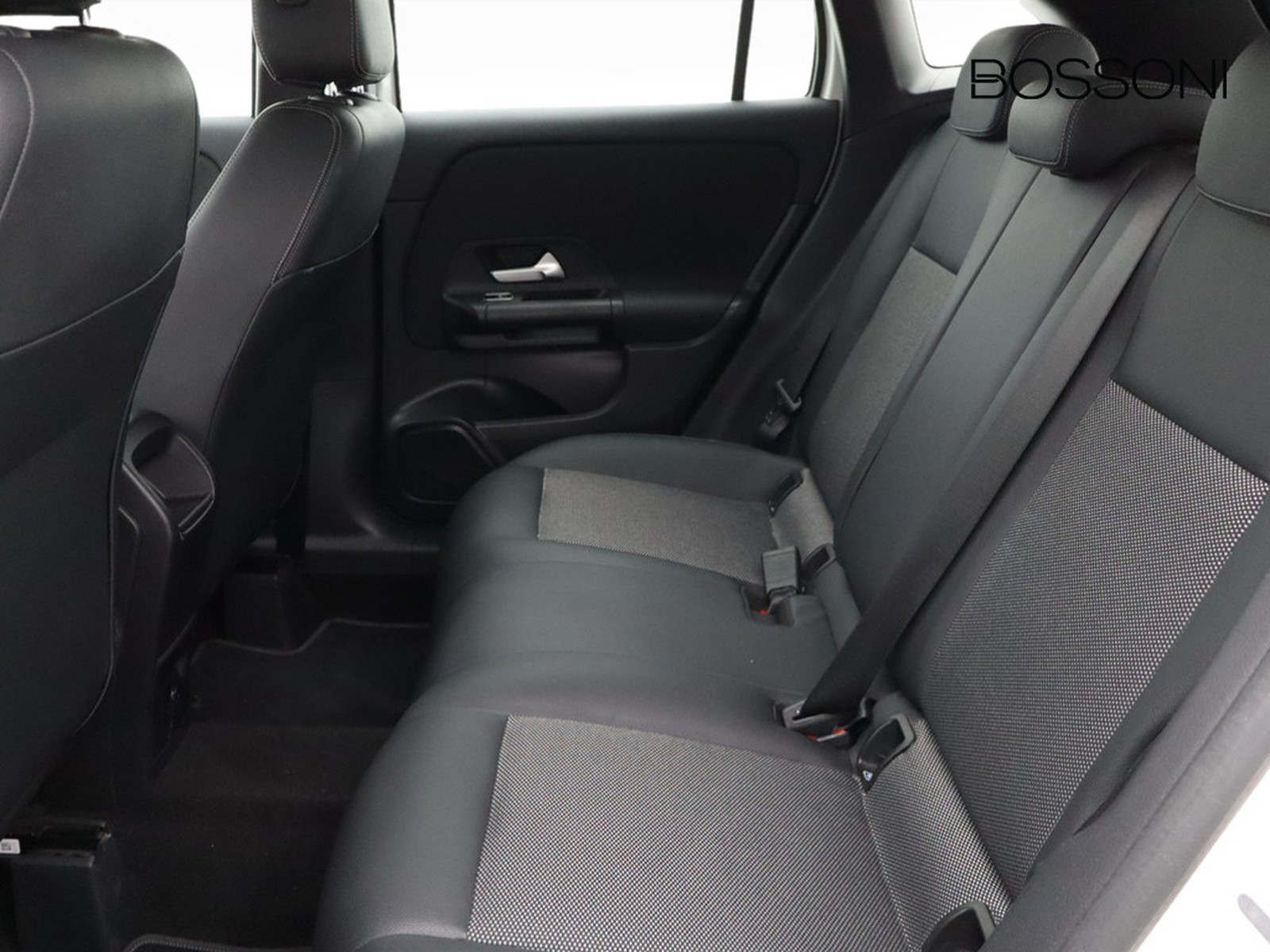 8 - Mercedes GLA 180 business extra 7g-dct