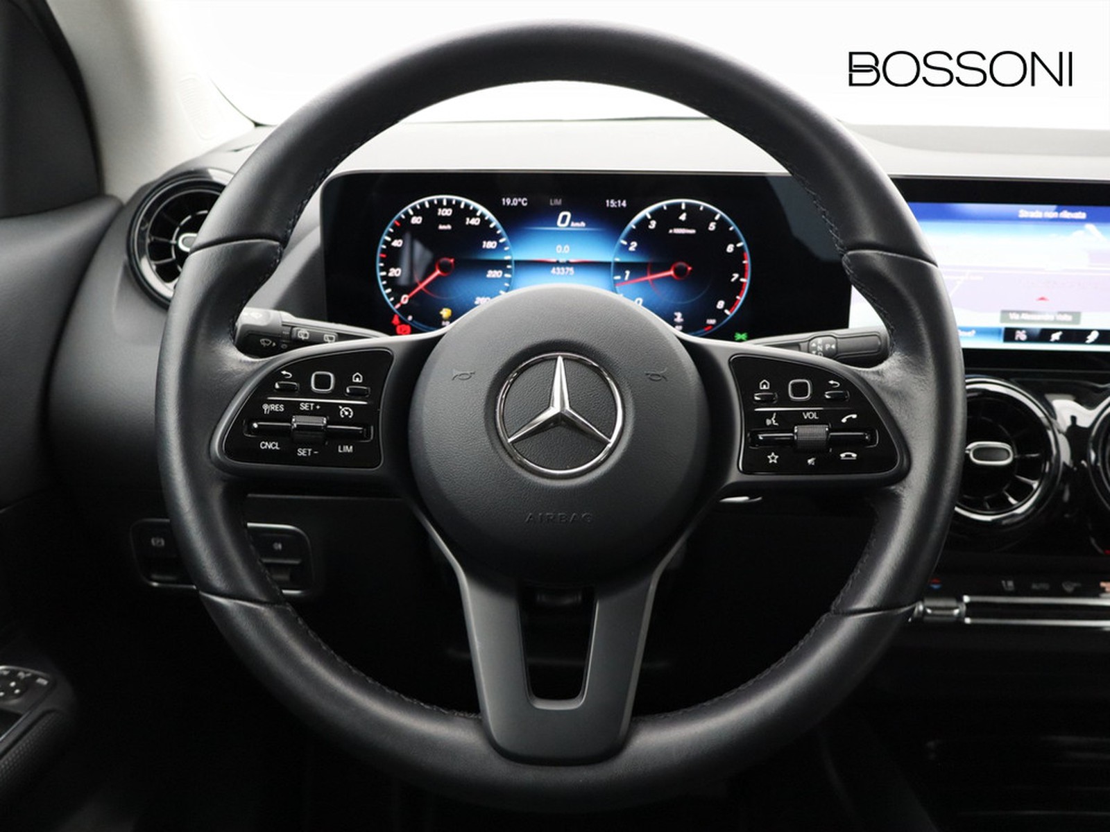 16 - Mercedes GLA 180 business extra 7g-dct