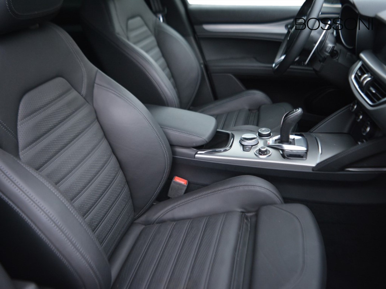 5 - Alfa Romeo Stelvio 2.2 turbo 210cv veloce q4 at8