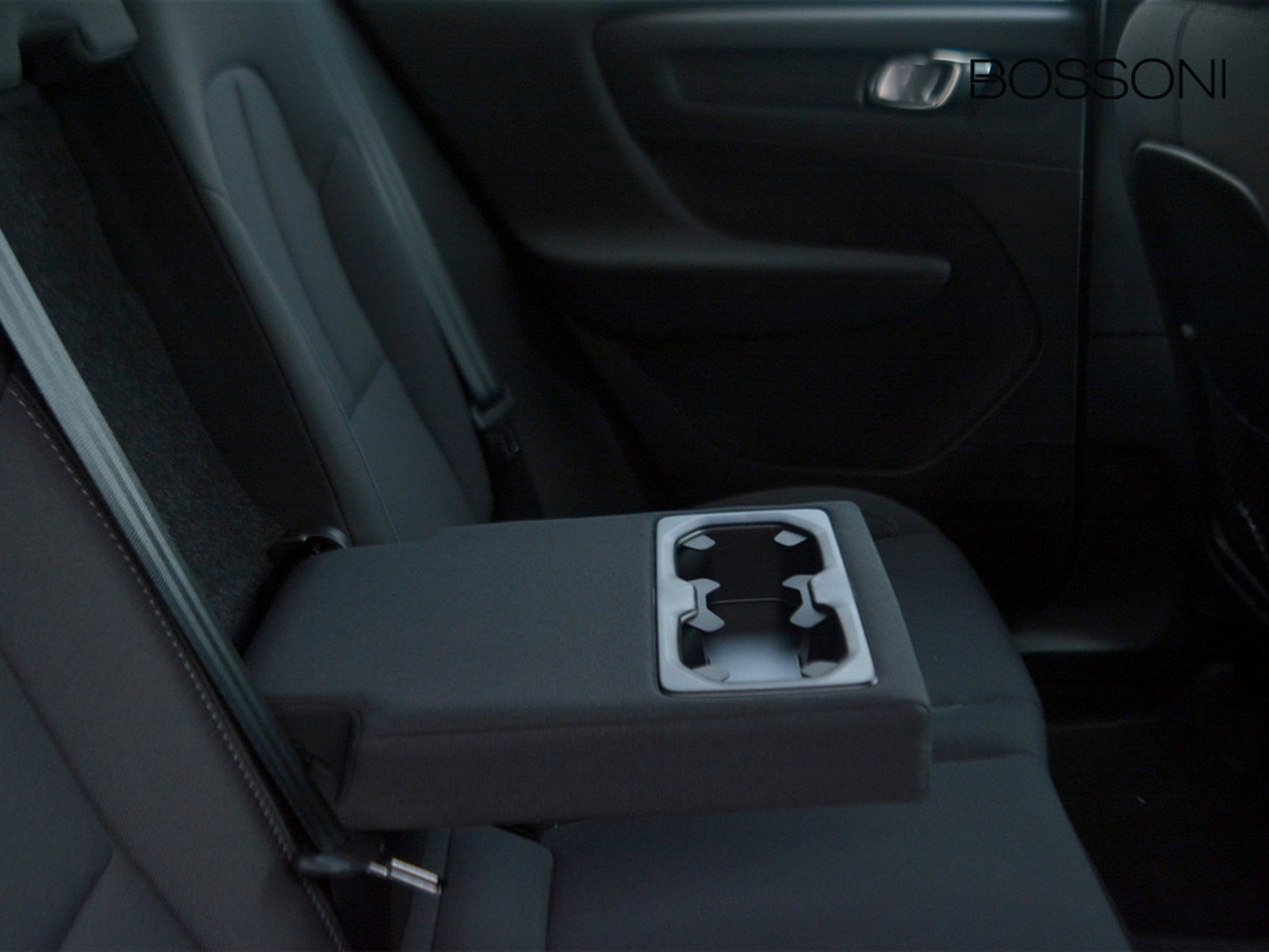 6 - Volvo XC40 single motor plus rwd edt