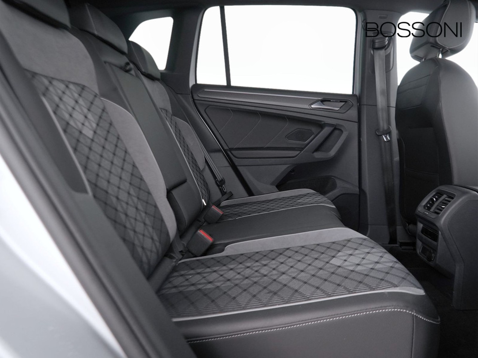 9 - Volkswagen Tiguan 1.5 tsi act 150cv r-line dsg