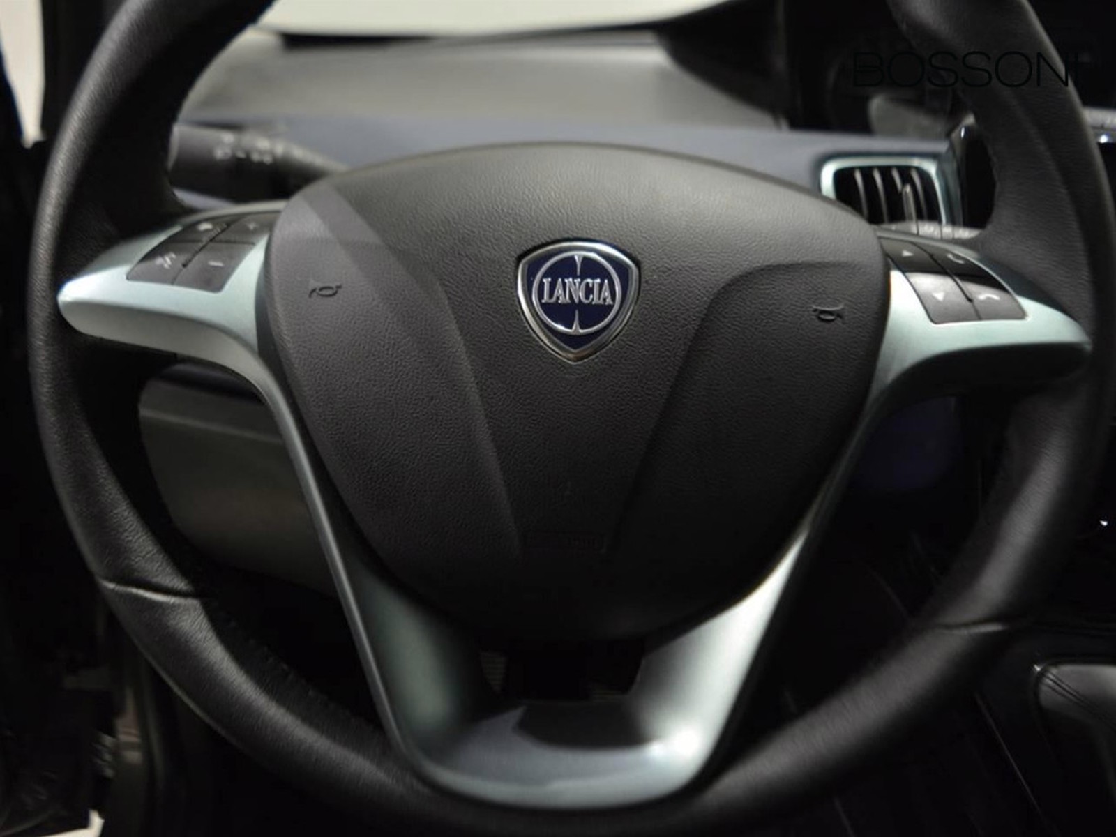 18 - Lancia Ypsilon 1.0 firefly hybrid 70cv platino s&s