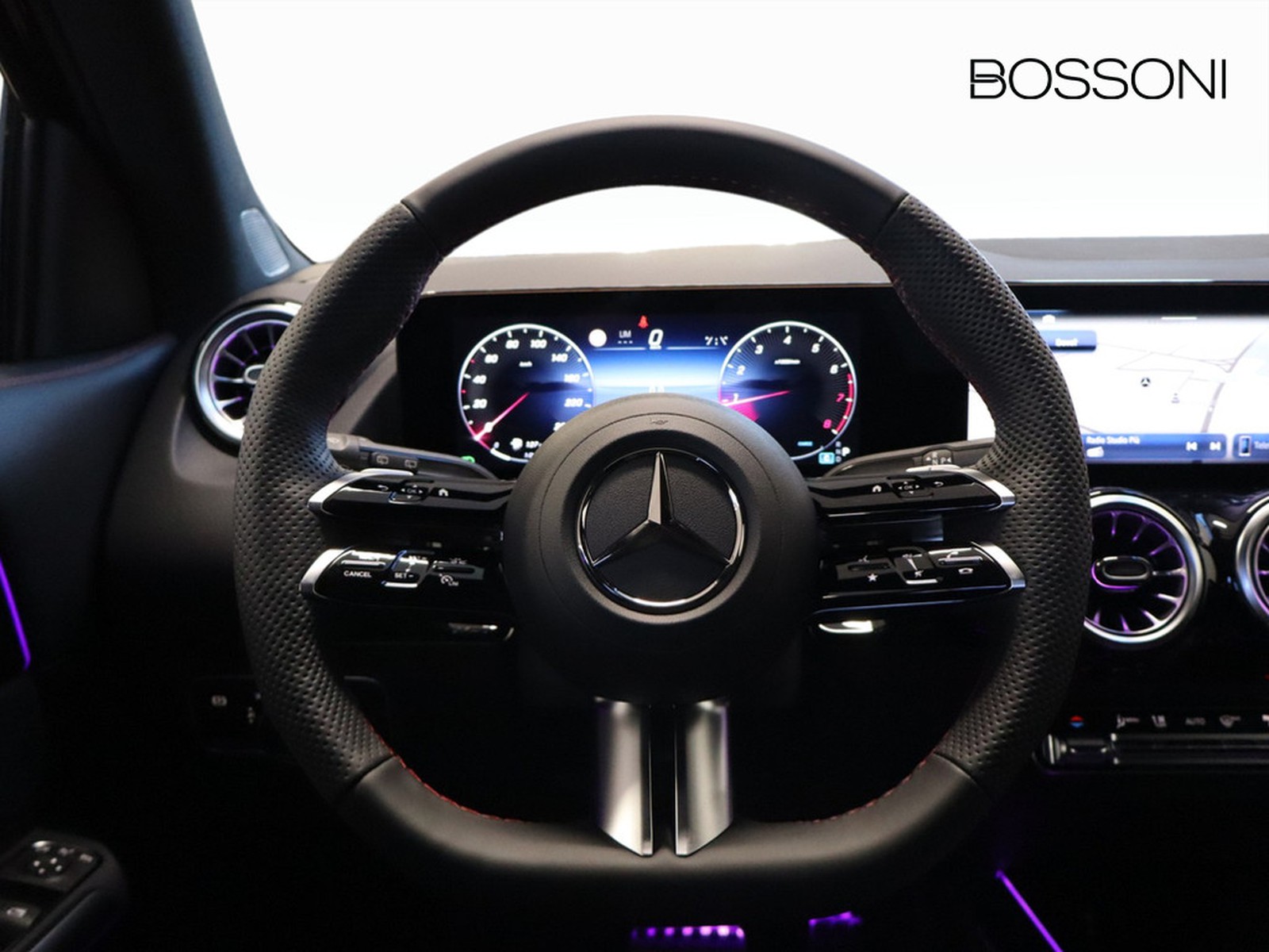 17 - Mercedes GLA 180 amg line premium 7g-dct