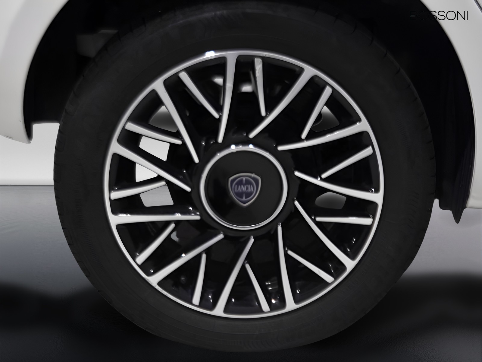 17 - Lancia Ypsilon 1.0 firefly hybrid 70cv platino s&s