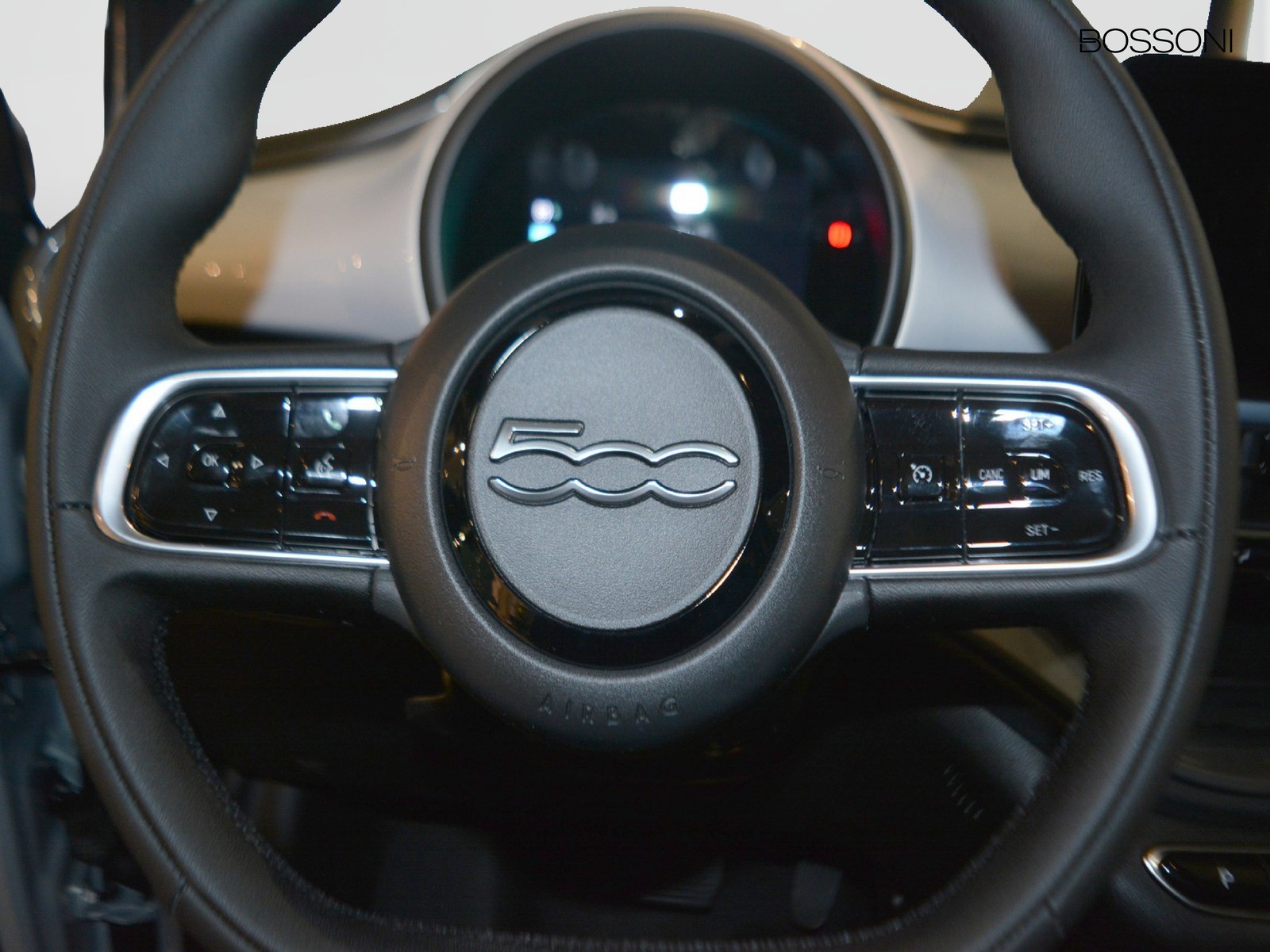 9 - Fiat 500 500e 42 kwh entry pack tech