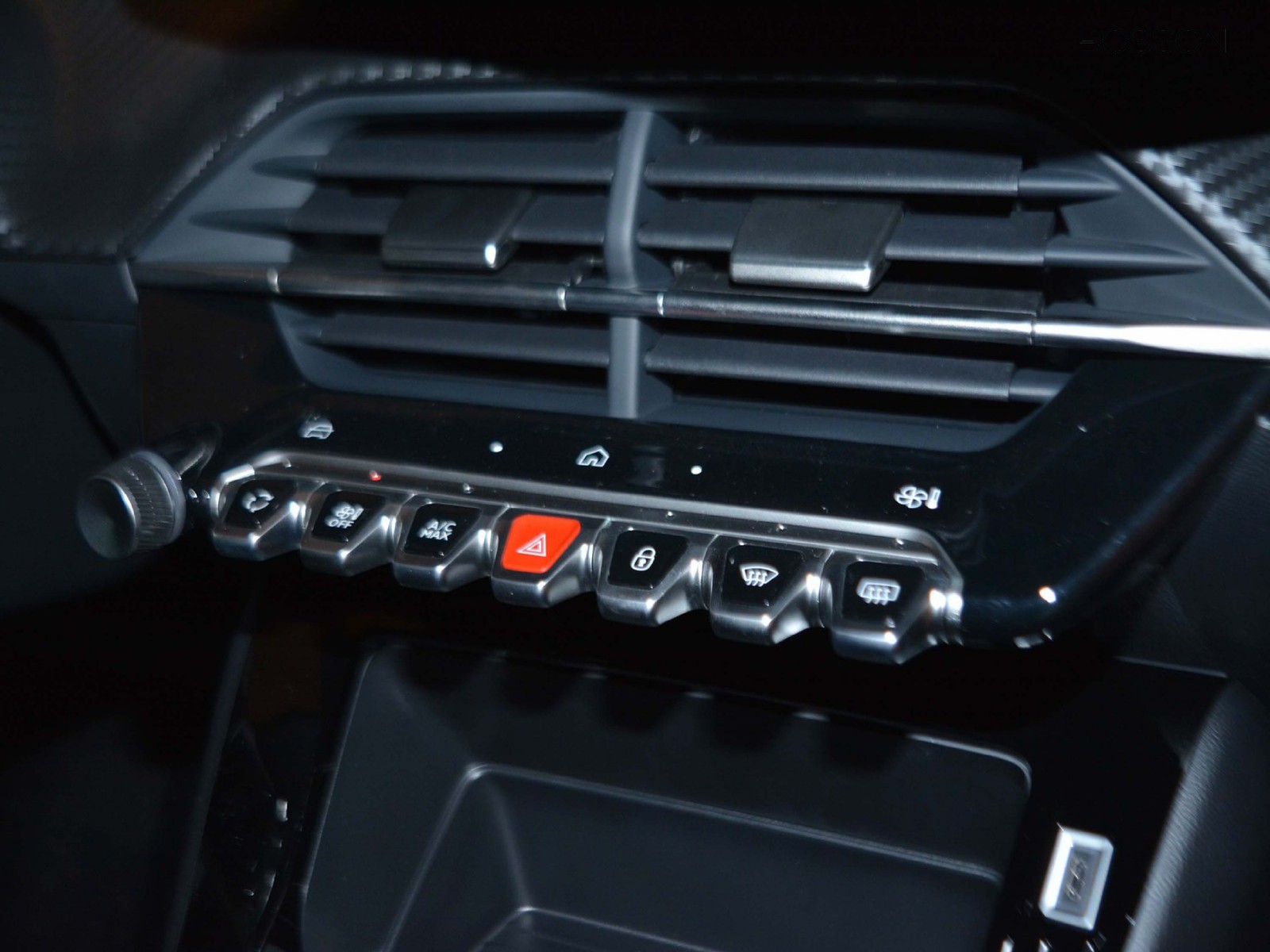 11 - Peugeot 208 1.2 hybrid 48v 110cv style e-dcs6