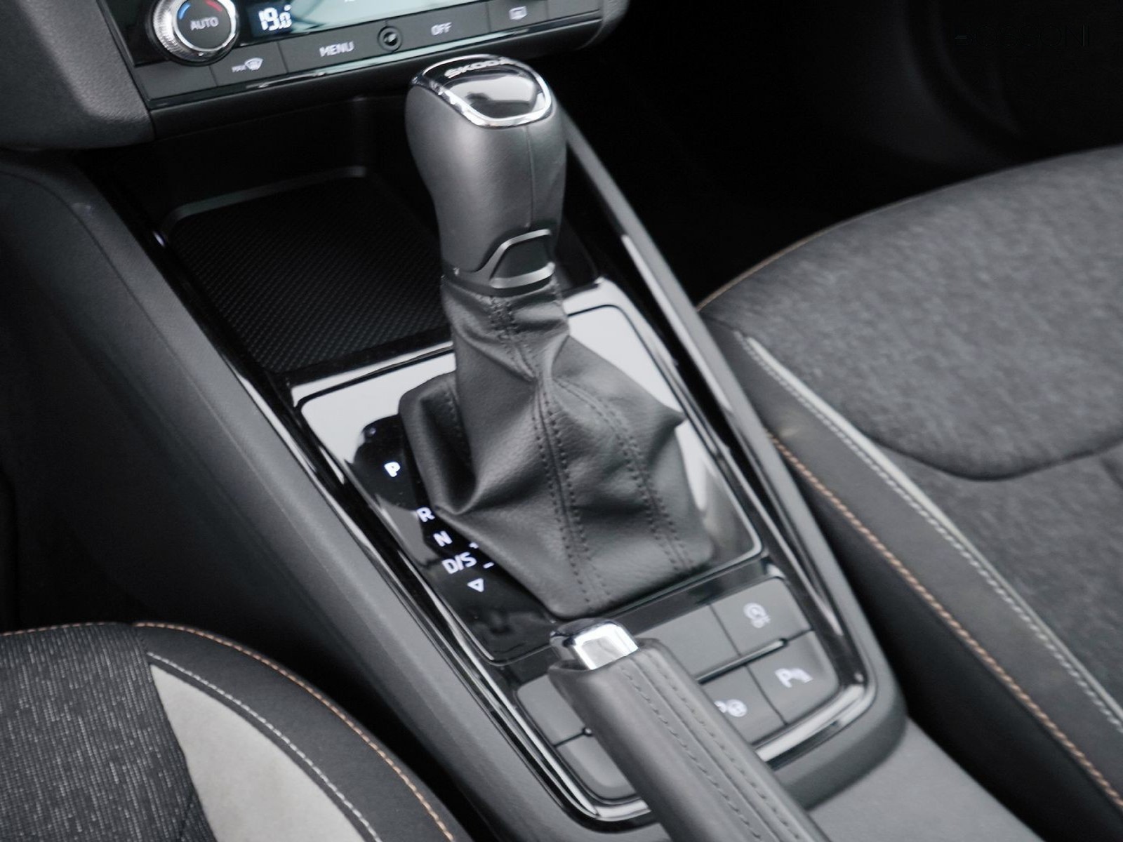 23 - Skoda Kamiq 1.5 tsi act 150cv dark shade dsg