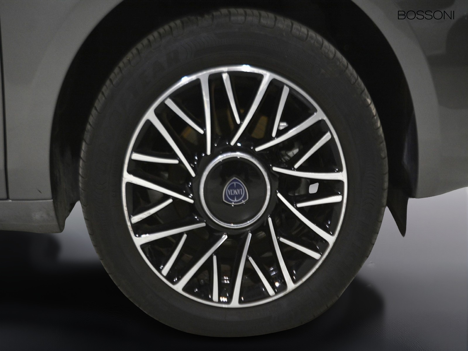 17 - Lancia Ypsilon 1.0 firefly hybrid 70cv platino s&s