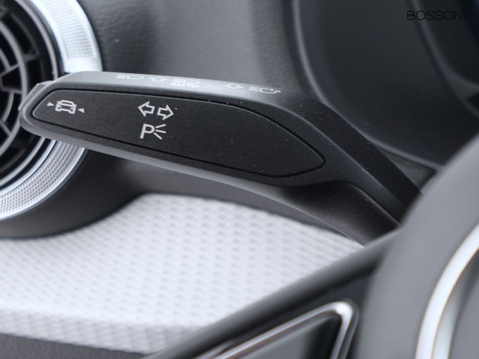 27 - Audi Q2 35 1.5 tfsi s line edition s tronic