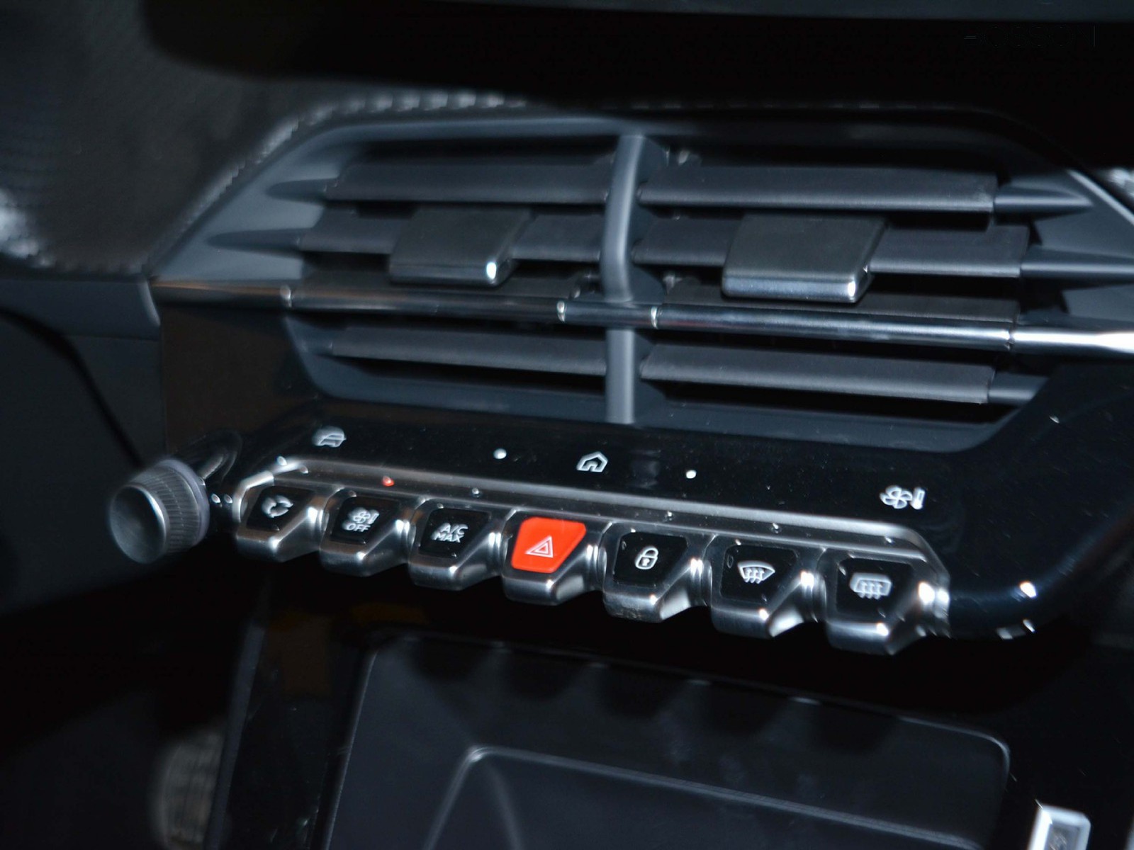 11 - Peugeot 208 1.2 puretech 100cv style s&s