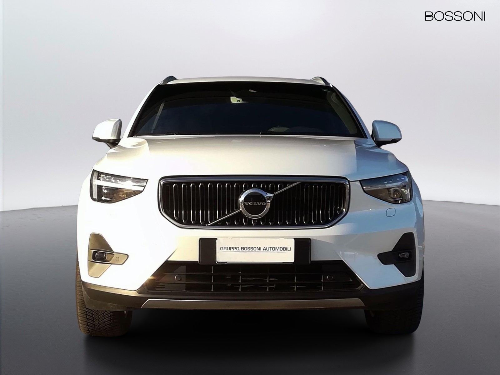 2 - Volvo XC40 2.0 b3 core automatico