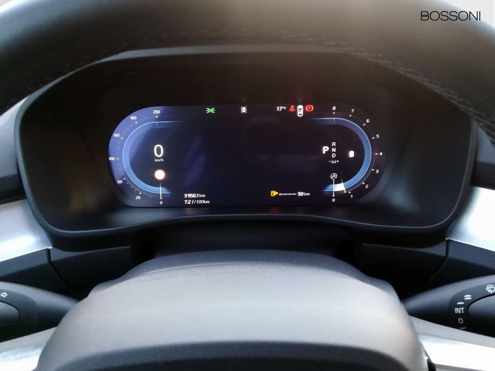 10 - Volvo XC40 2.0 b3 core automatico