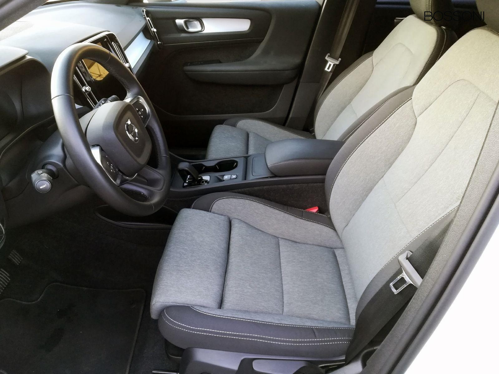 11 - Volvo XC40 2.0 b3 core automatico