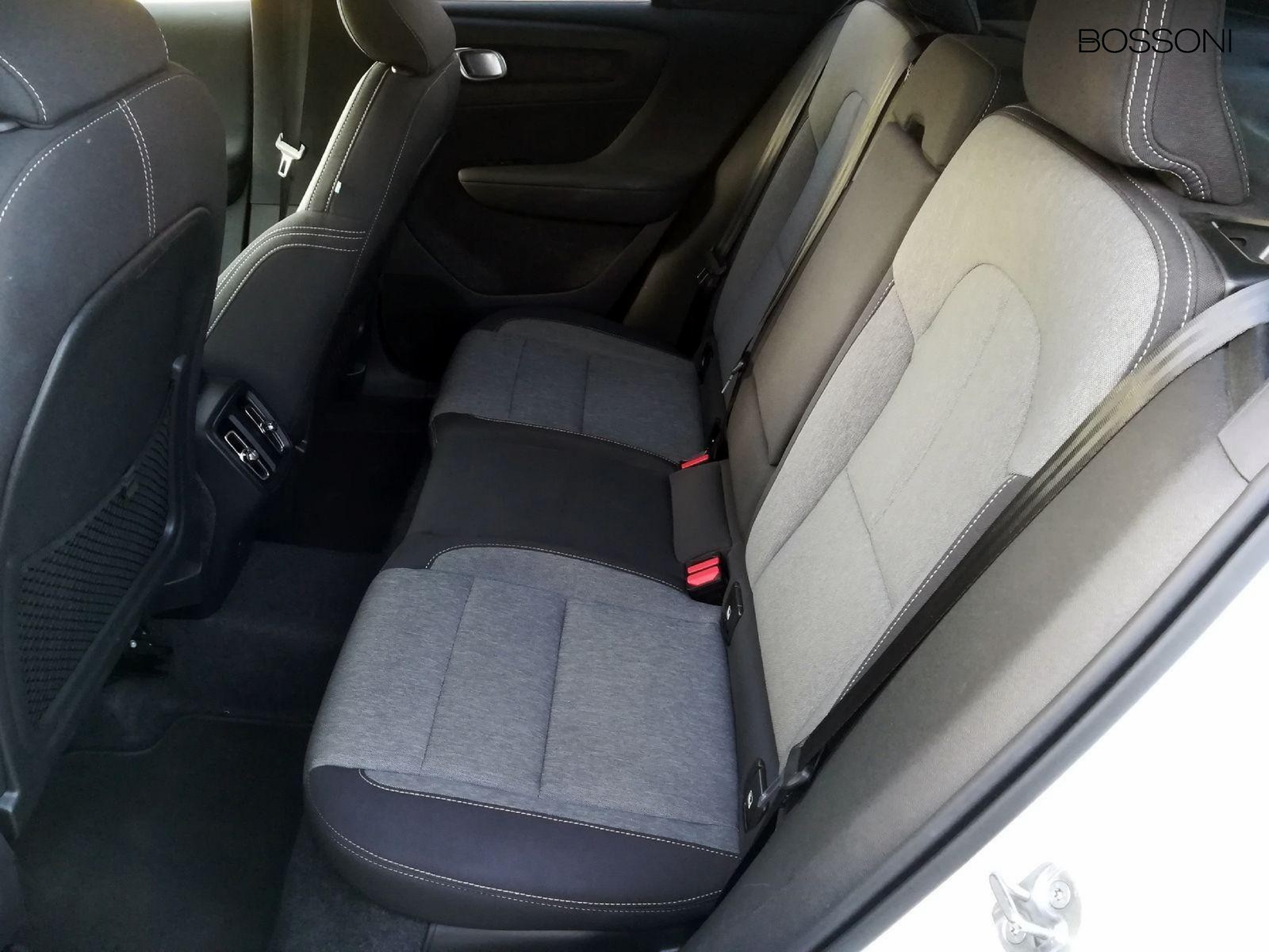 12 - Volvo XC40 2.0 b3 core automatico