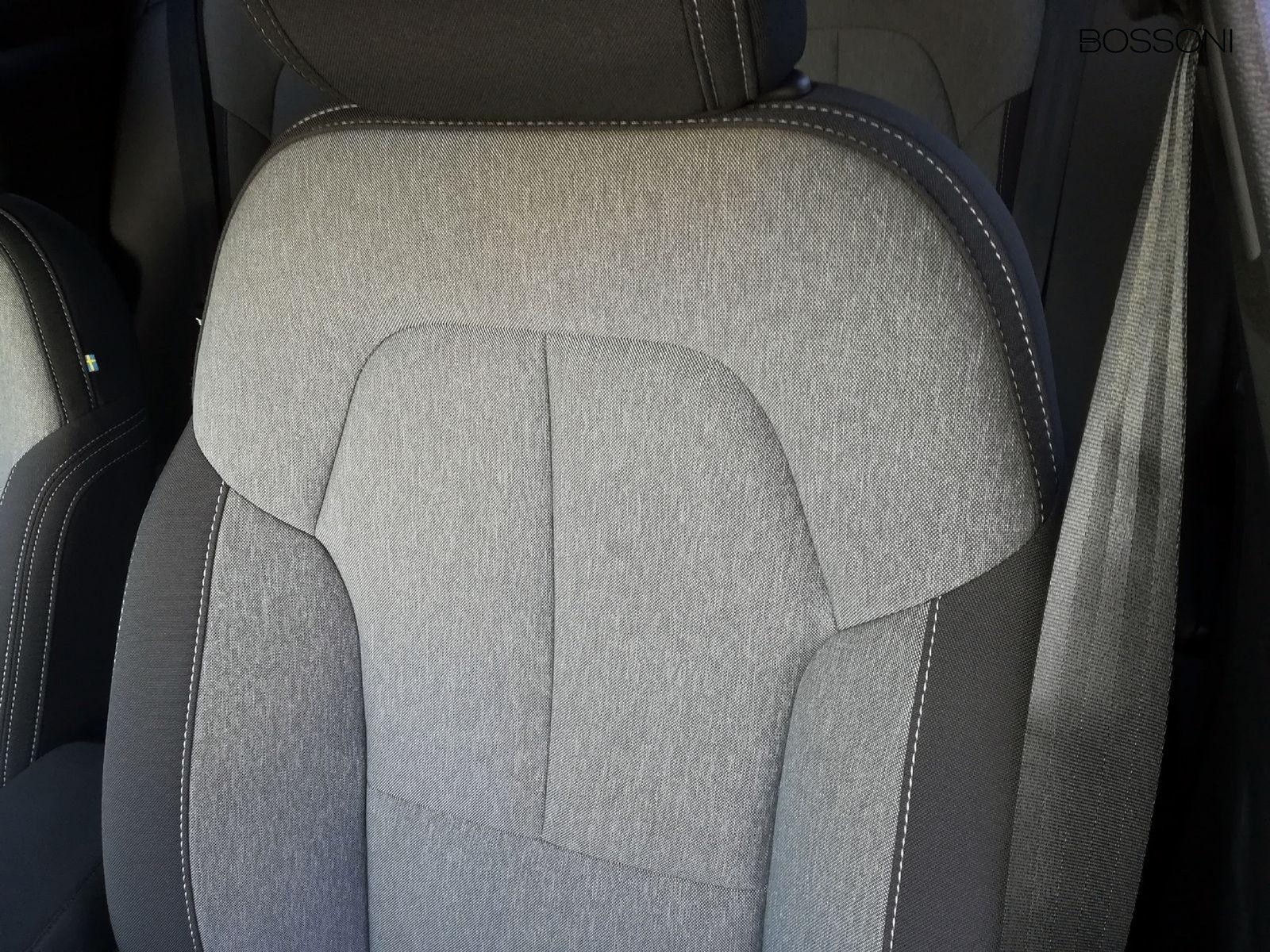 21 - Volvo XC40 2.0 b3 core automatico