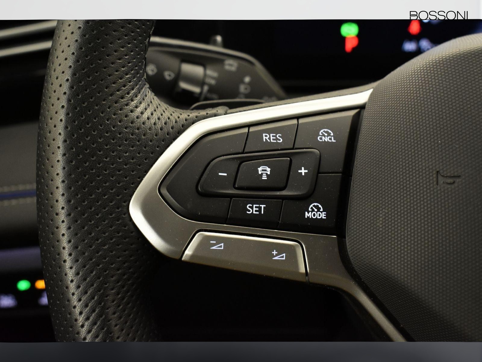 17 - Volkswagen Tiguan 2.0 tdi scr 150cv r-line dsg