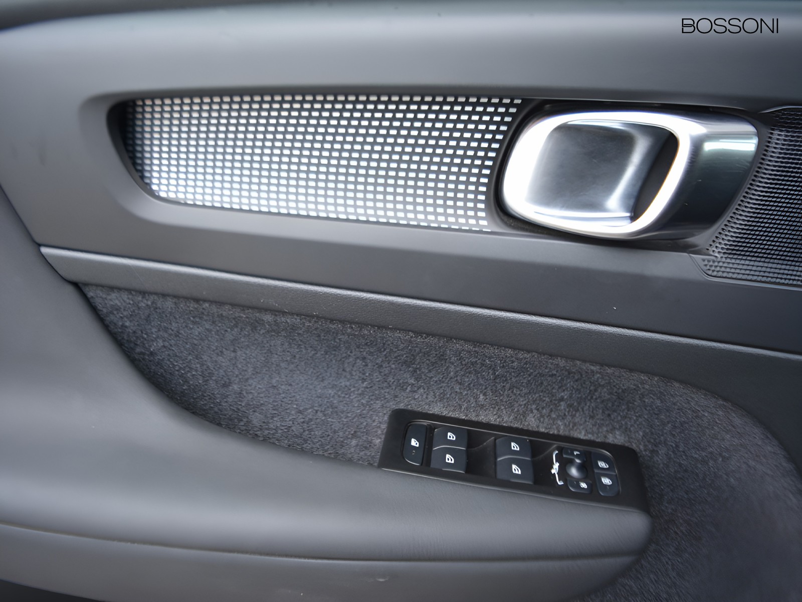 16 - Volvo XC40 1.5 t4 recharge plug-in-hybrid r-design geartronic my21