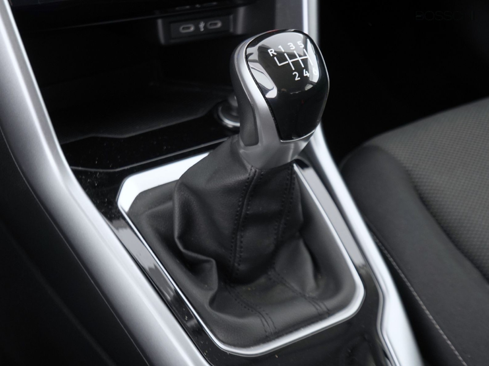 22 - Volkswagen T-Roc 1.0 tsi 110cv life