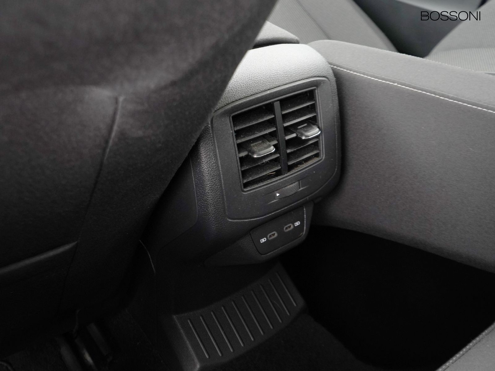 26 - Volkswagen T-Roc 1.0 tsi 110cv life