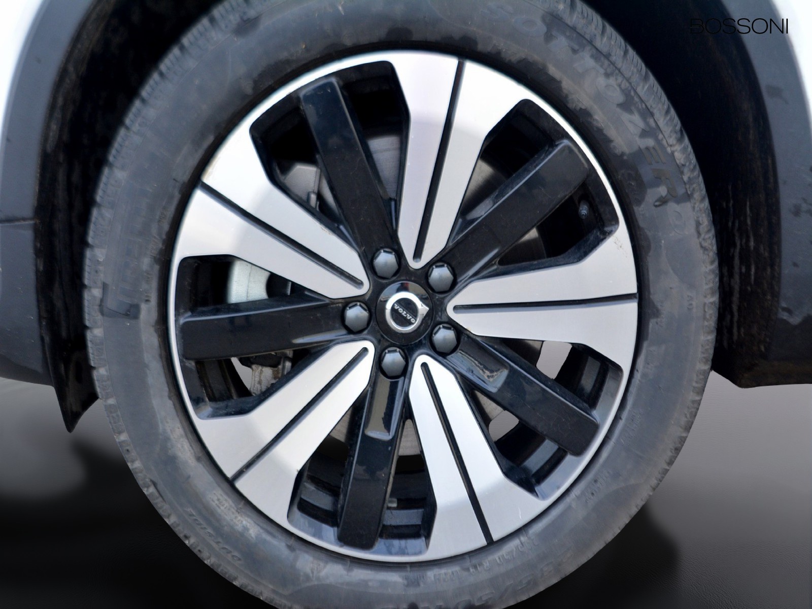 17 - Volvo XC40 single motor plus rwd edt