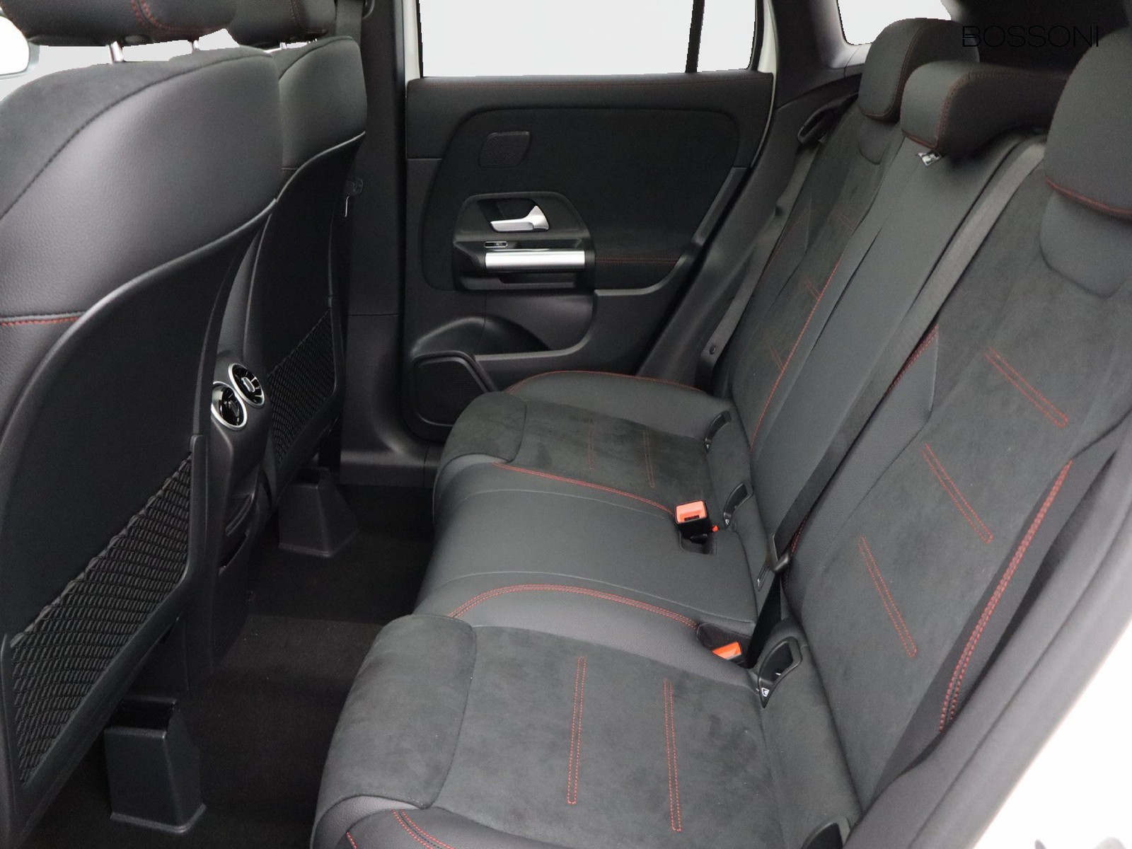 8 - Mercedes GLA 200 d amg line premium 4matic 8g-dct