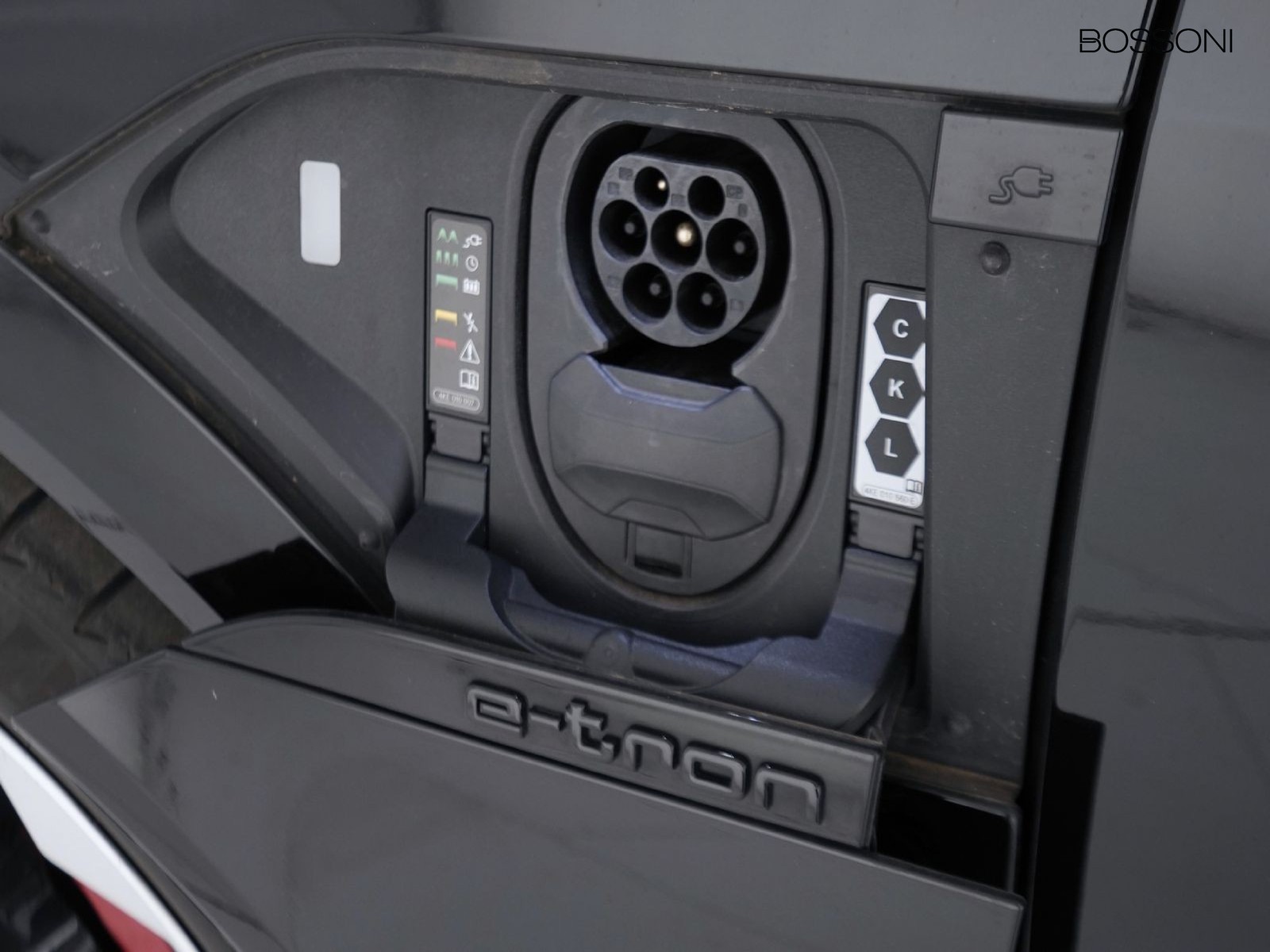 39 - Audi Q8 e-tron sportback 55 s line edition quattro