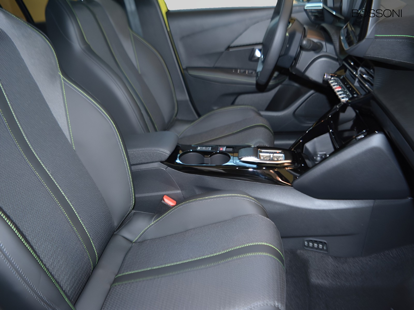 5 - Peugeot e-208 51 kwh gt