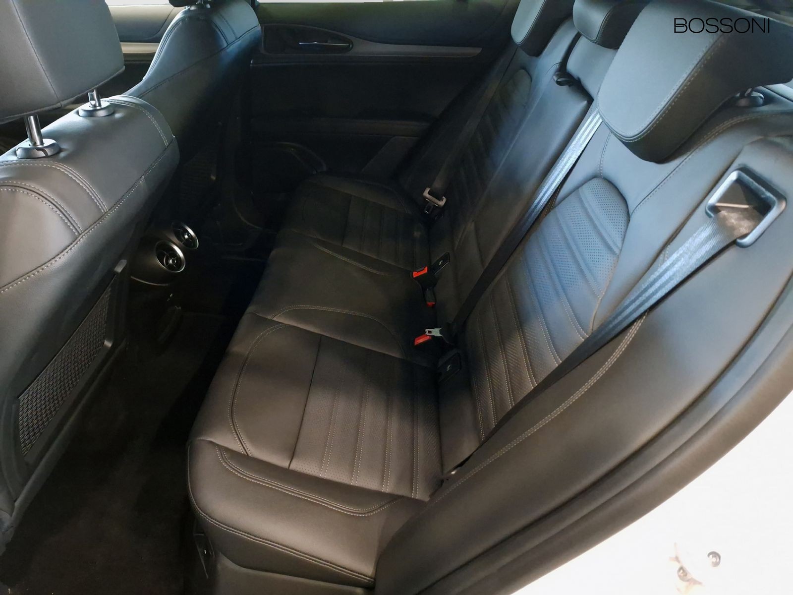 12 - Alfa Romeo Stelvio 2.2 turbo 210cv veloce q4 at8