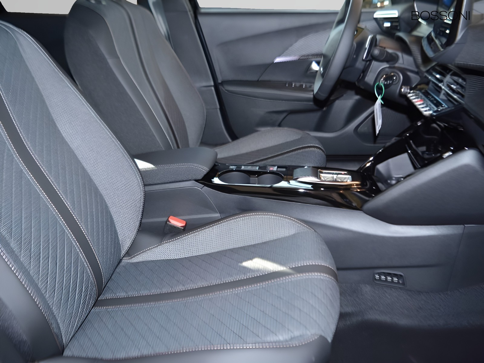 5 - Peugeot 2008 1.2 hybrid 145cv allure e-dcs6