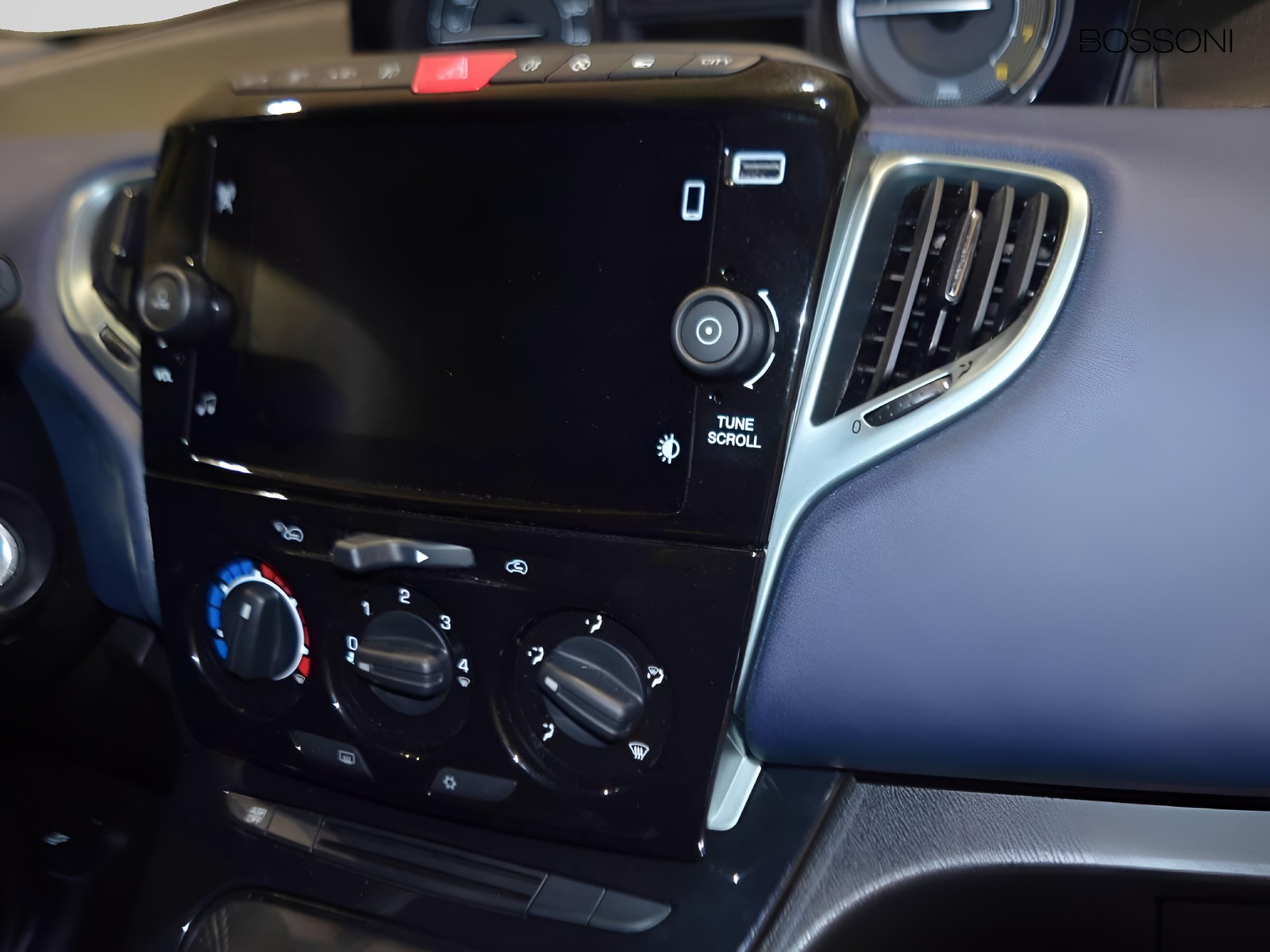 10 - Lancia Ypsilon 1.0 firefly hybrid 70cv platino s&s