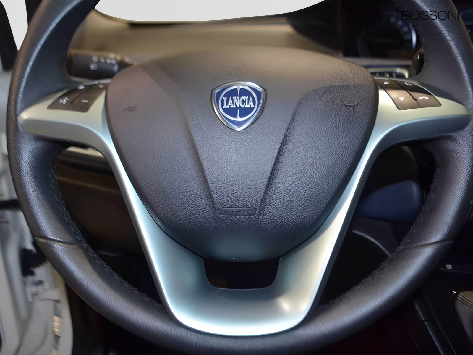 18 - Lancia Ypsilon 1.0 firefly hybrid 70cv platino s&s