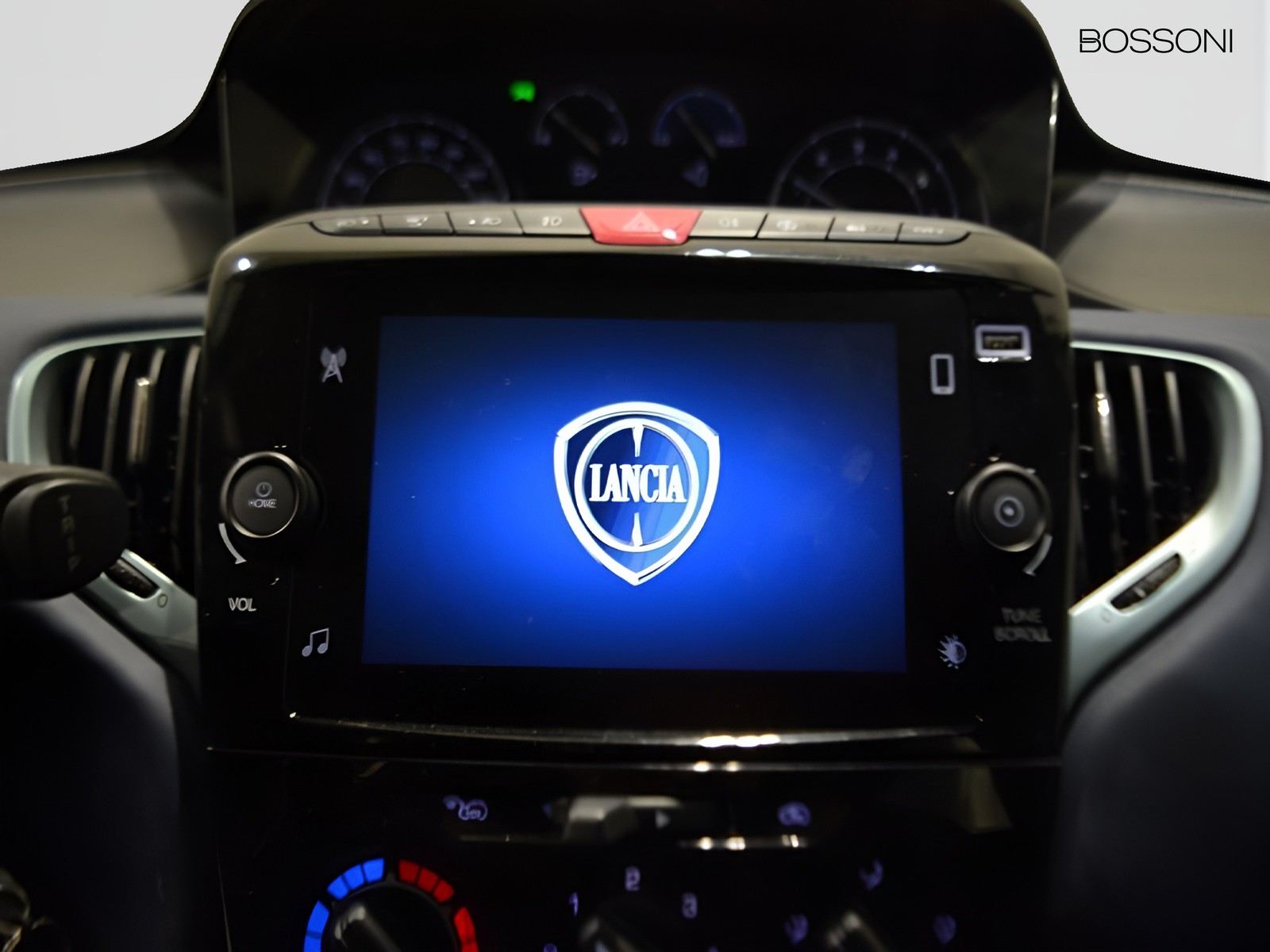 10 - Lancia Ypsilon 1.0 firefly hybrid 70cv platino s&s
