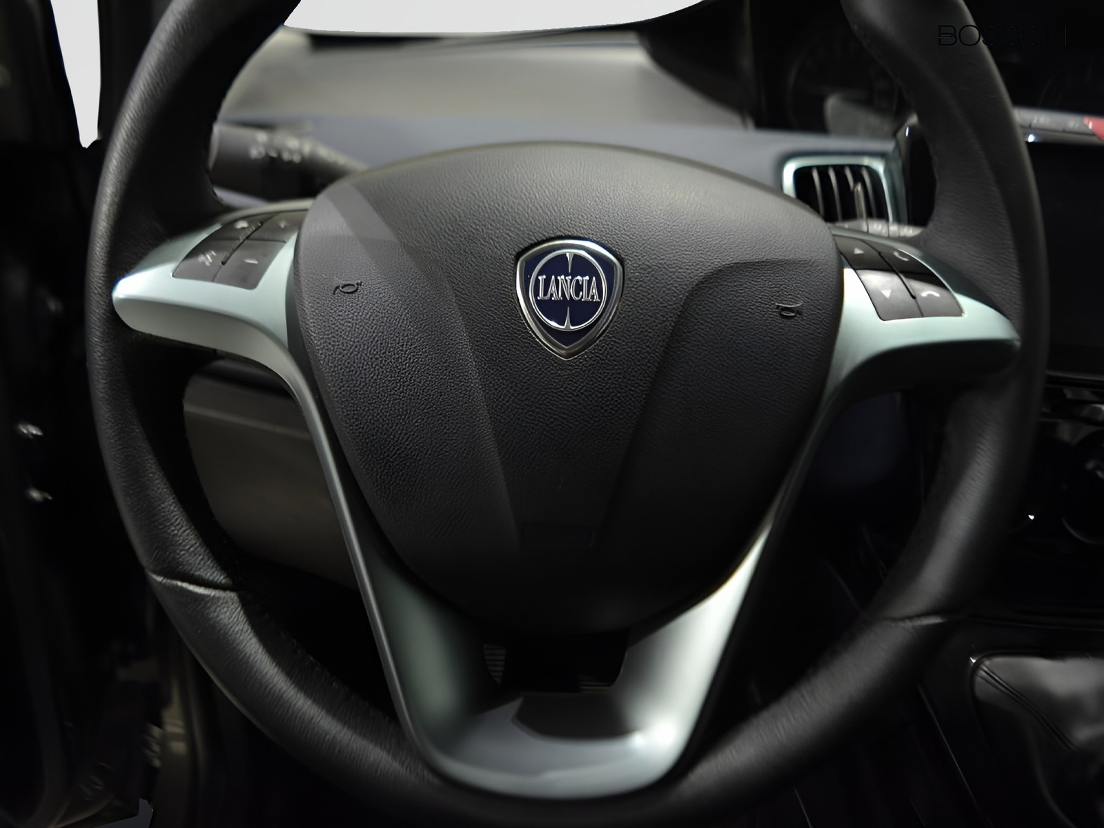 18 - Lancia Ypsilon 1.0 firefly hybrid 70cv platino s&s