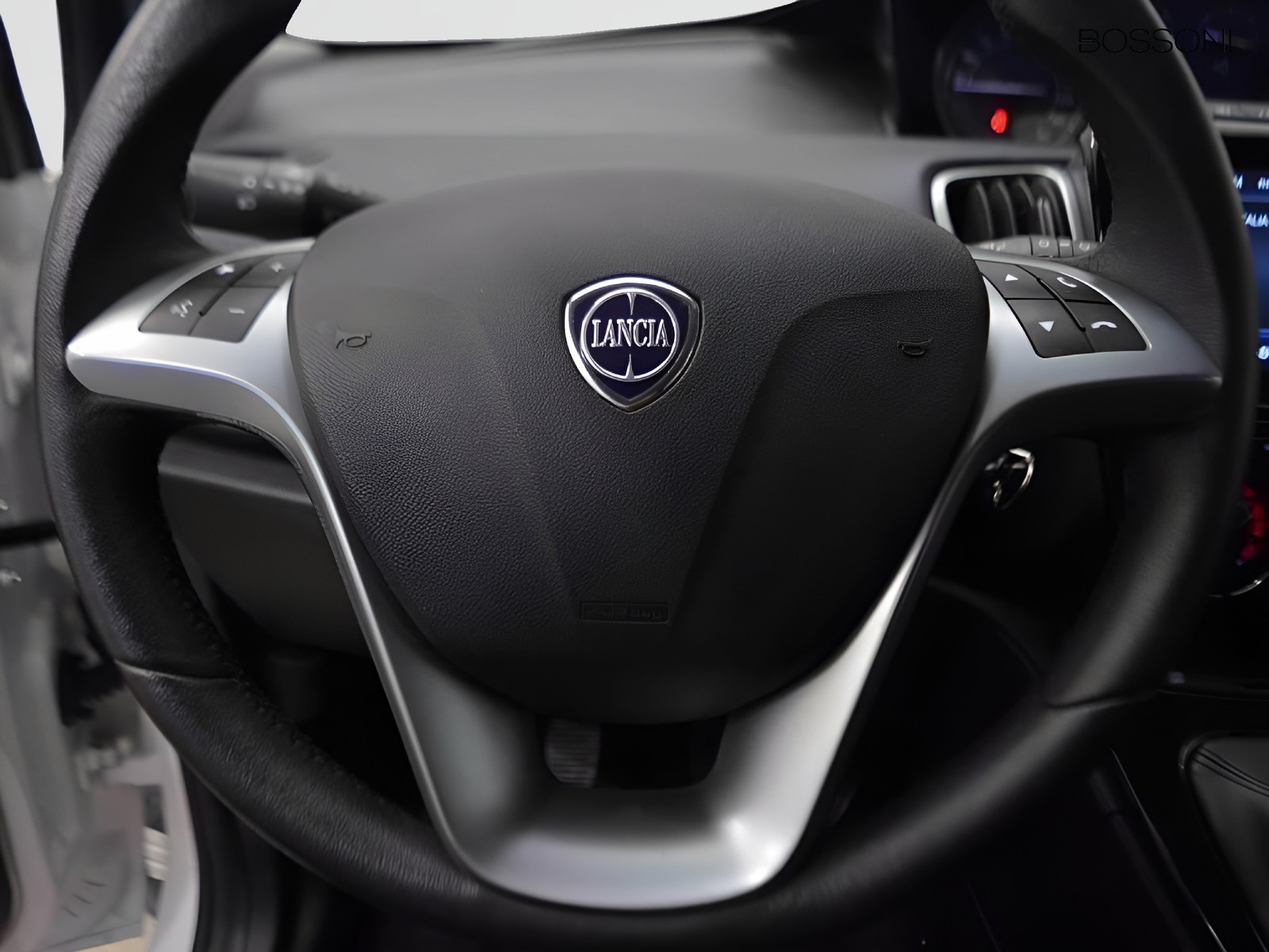 17 - Lancia Ypsilon 1.0 firefly hybrid 70cv platino s&s
