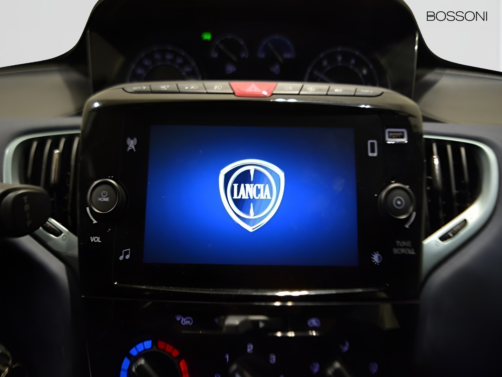 10 - Lancia Ypsilon 1.0 firefly hybrid 70cv platino s&s