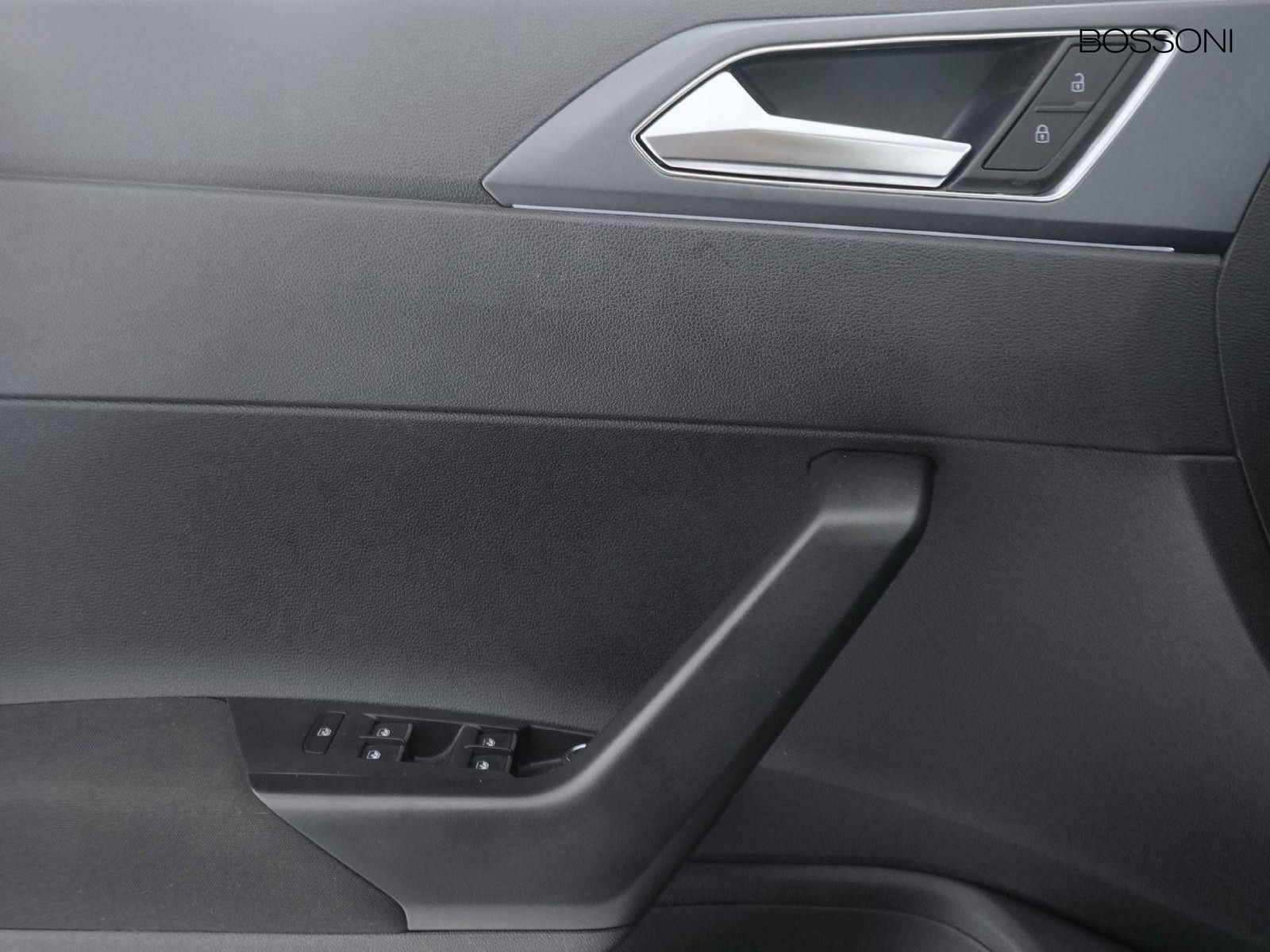 17 - Volkswagen Taigo 1.0 tsi 115cv r-line