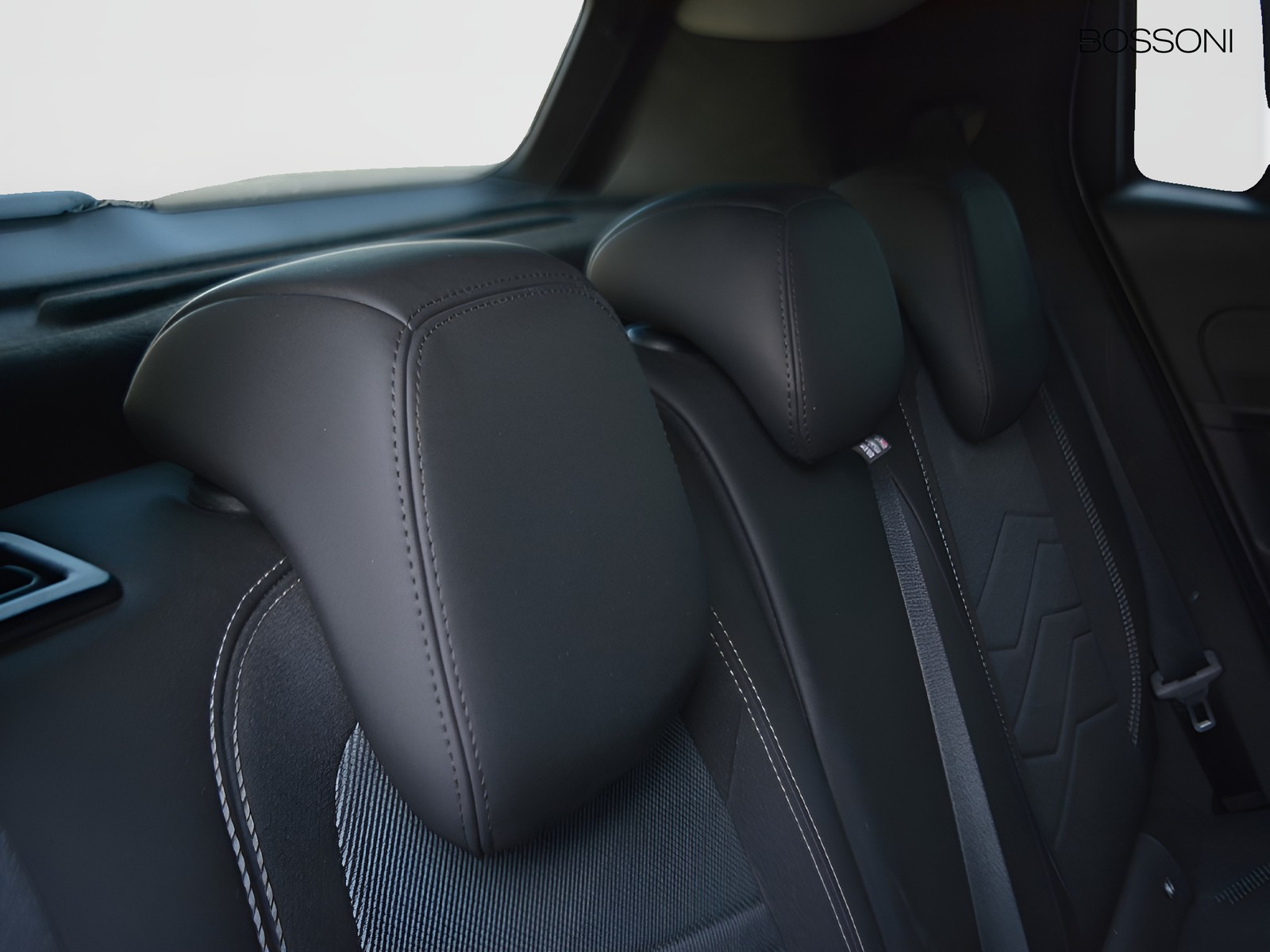 6 - Jeep Avenger 1.2 turbo 100cv summit fwd