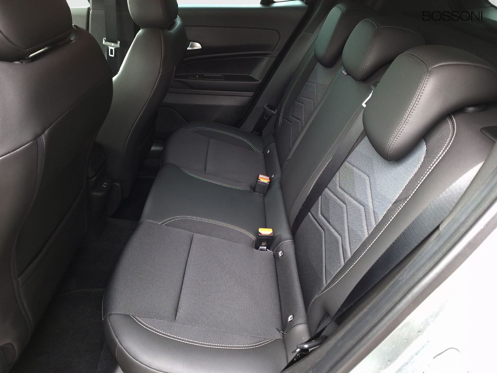 12 - Jeep Avenger 1.2 turbo 100cv altitude fwd