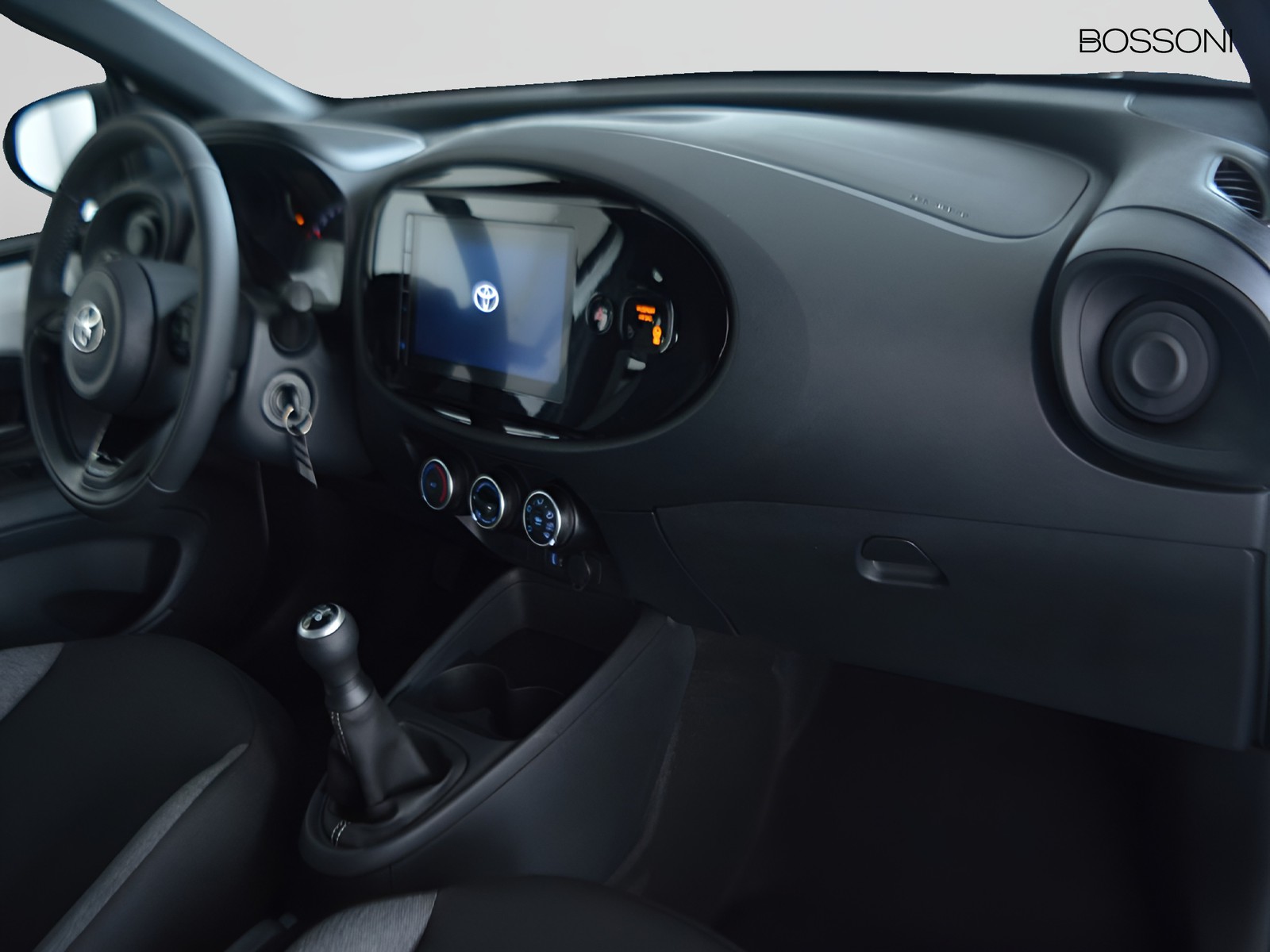 8 - Toyota Aygo x 1.0 72cv active