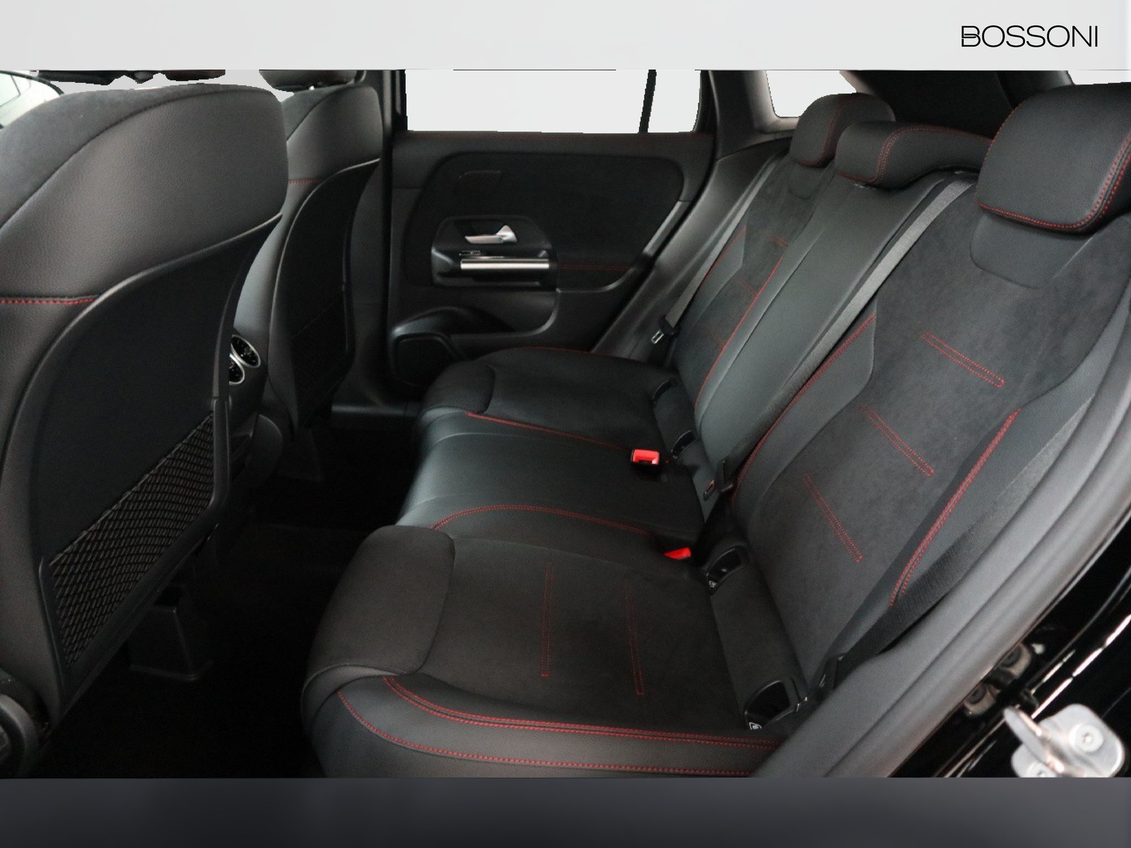 8 - Mercedes GLA 200 d amg line premium 8g-dct