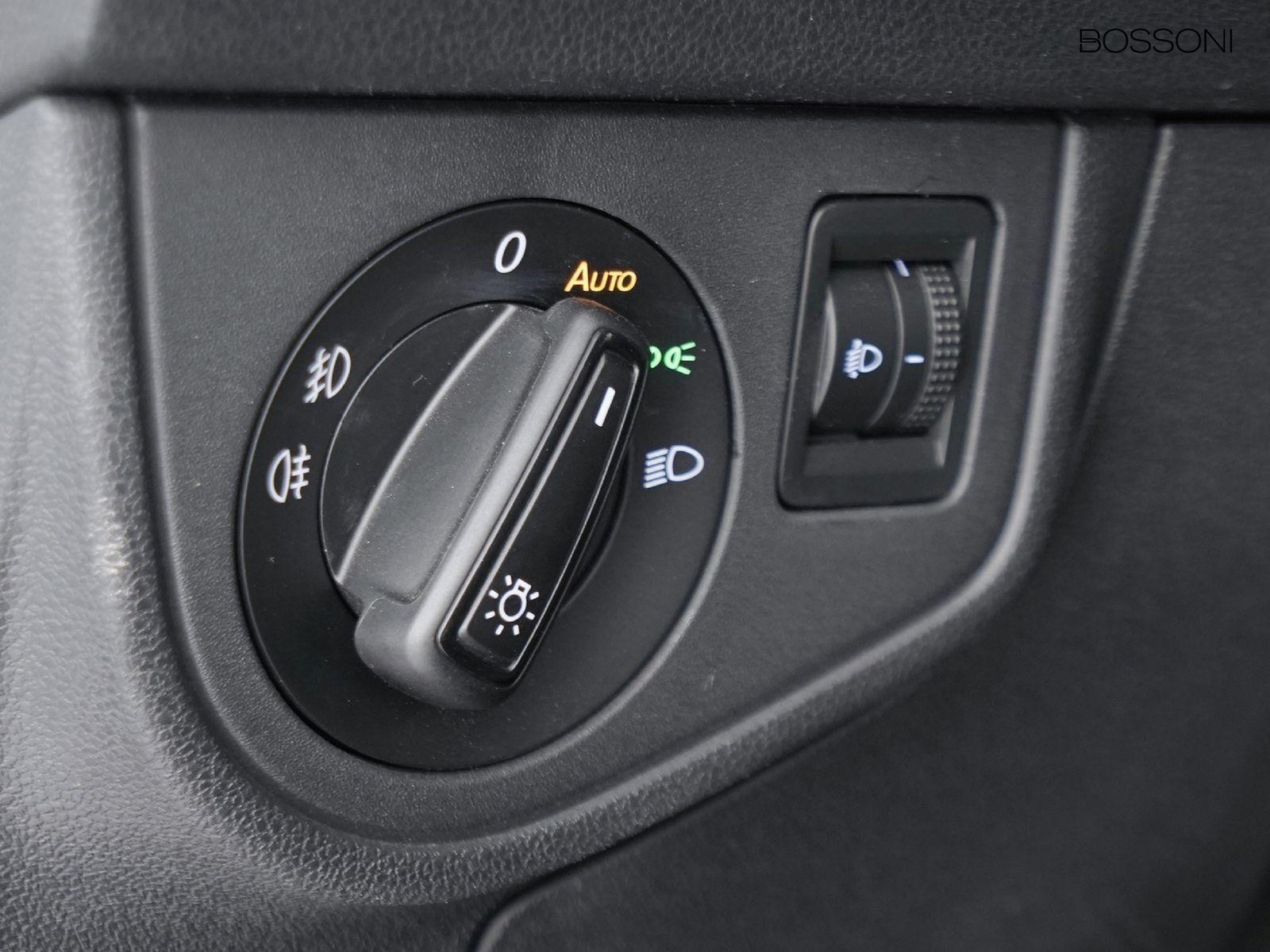 16 - Volkswagen Taigo 1.0 tsi 115cv r-line