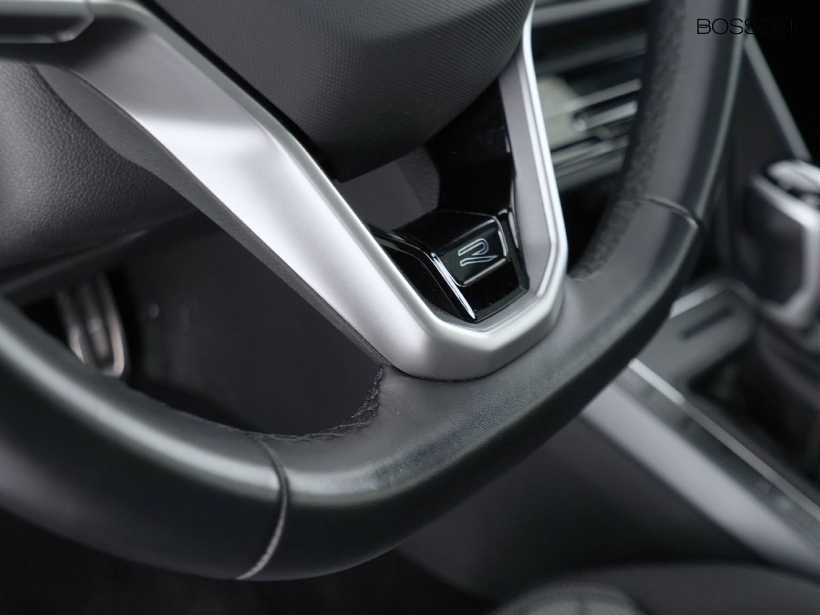 28 - Volkswagen Taigo 1.0 tsi 115cv r-line dsg