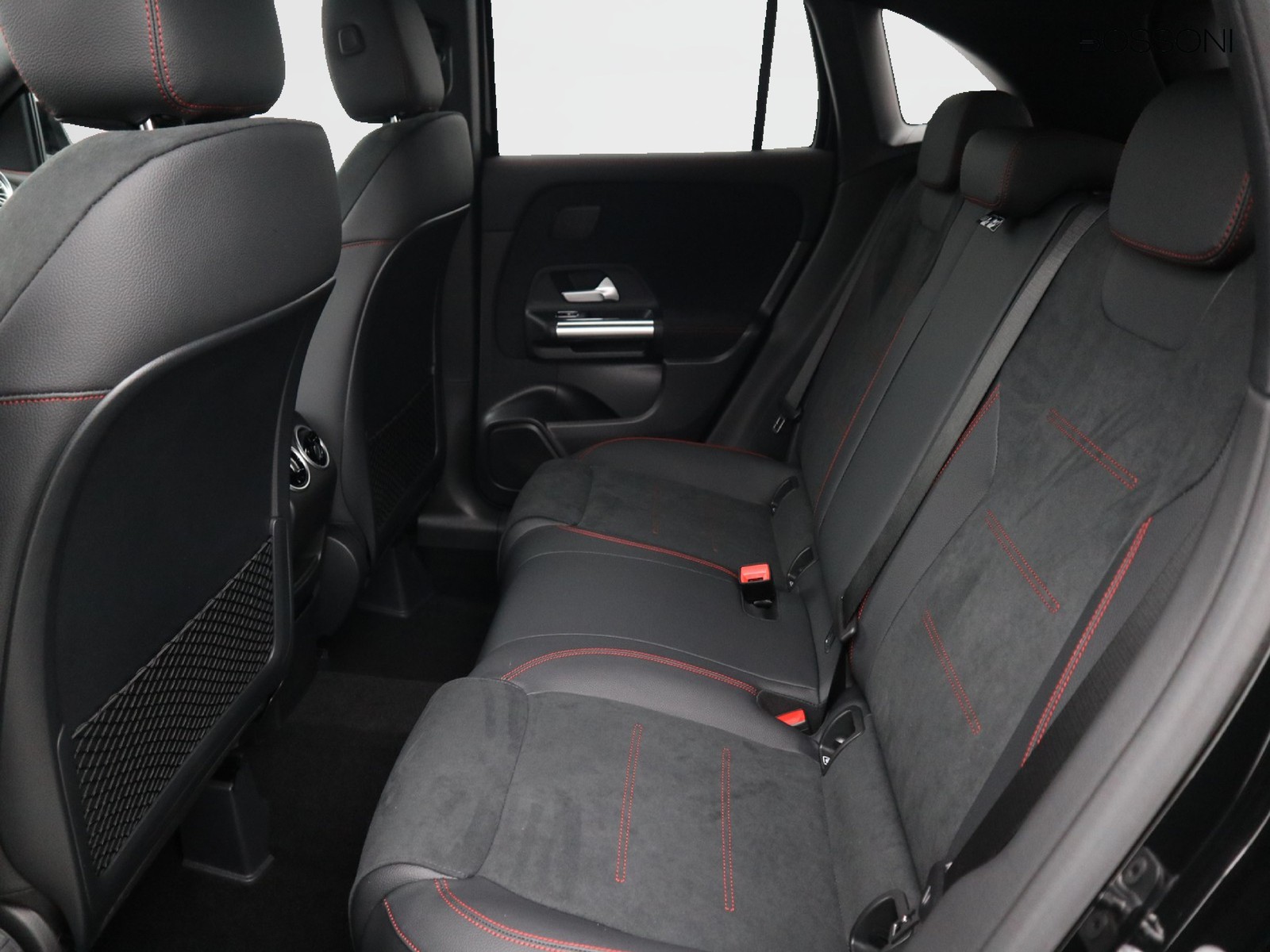 8 - Mercedes GLA 200 d amg line premium 8g-dct