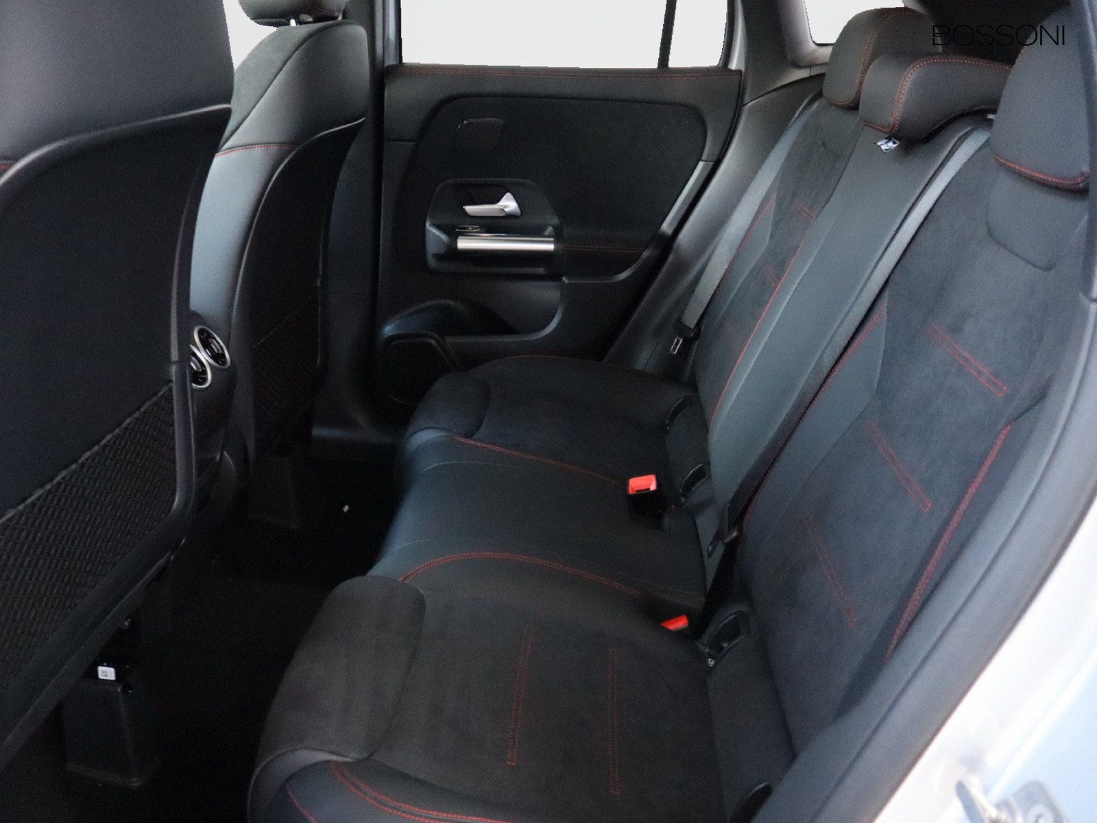 8 - Mercedes GLA 200 d amg line premium 4matic 8g-dct