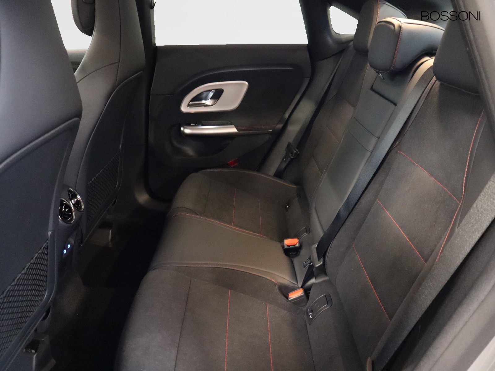 8 - Mercedes CLA 200 premium 4matic auto