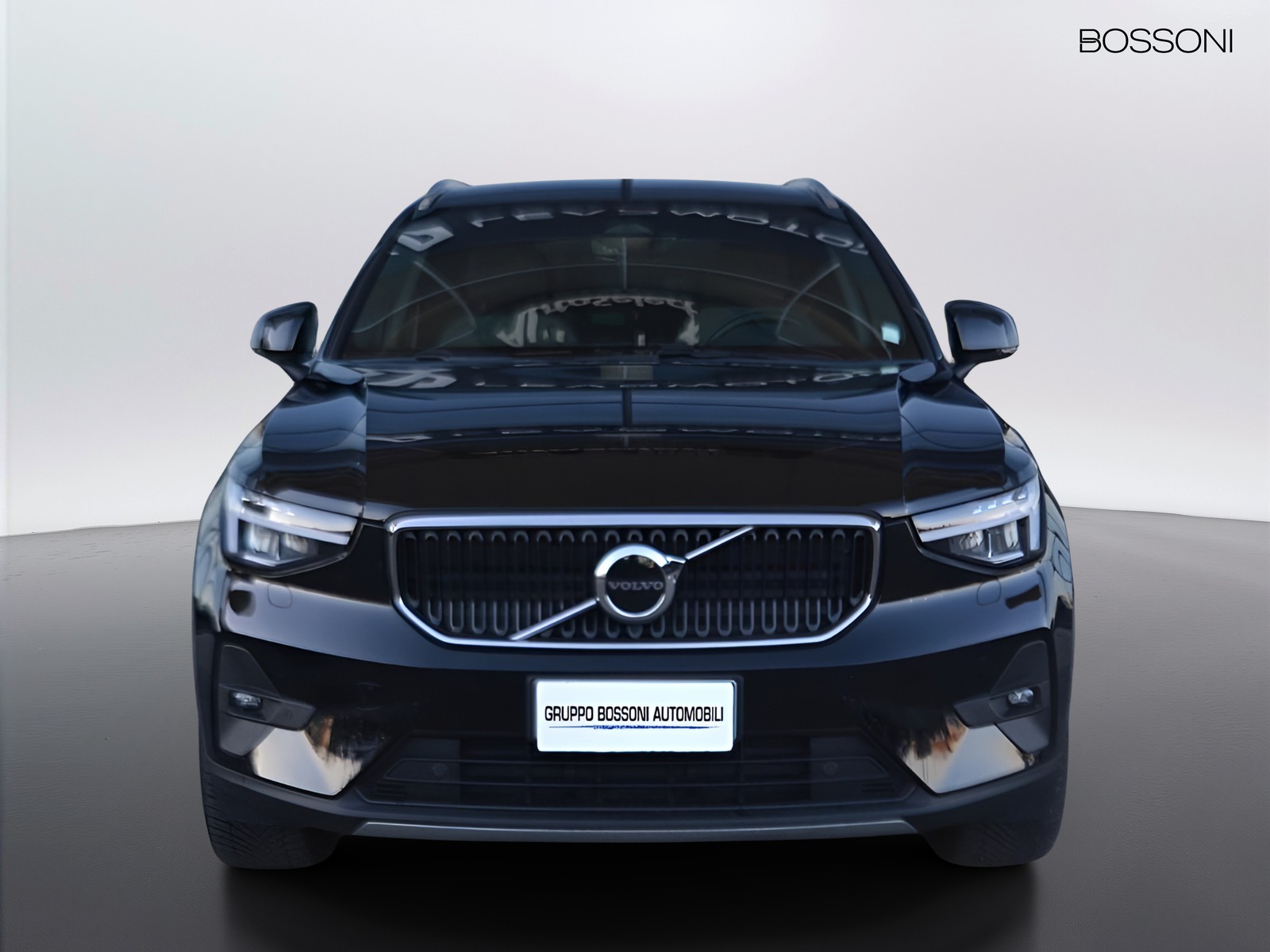2 - Volvo XC40 2.0 b3 core automatico